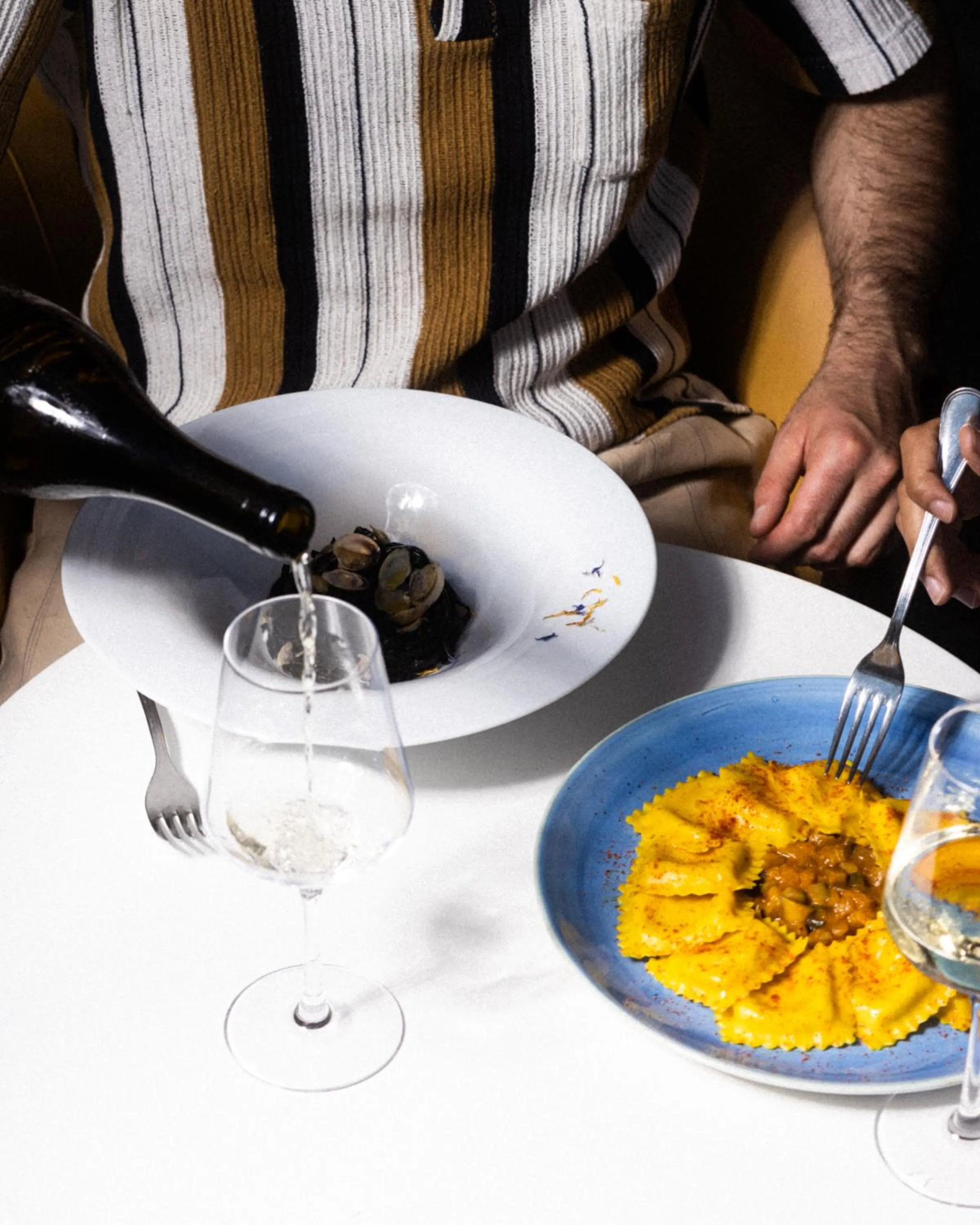 People in Hotel River fronte mare con piscina
