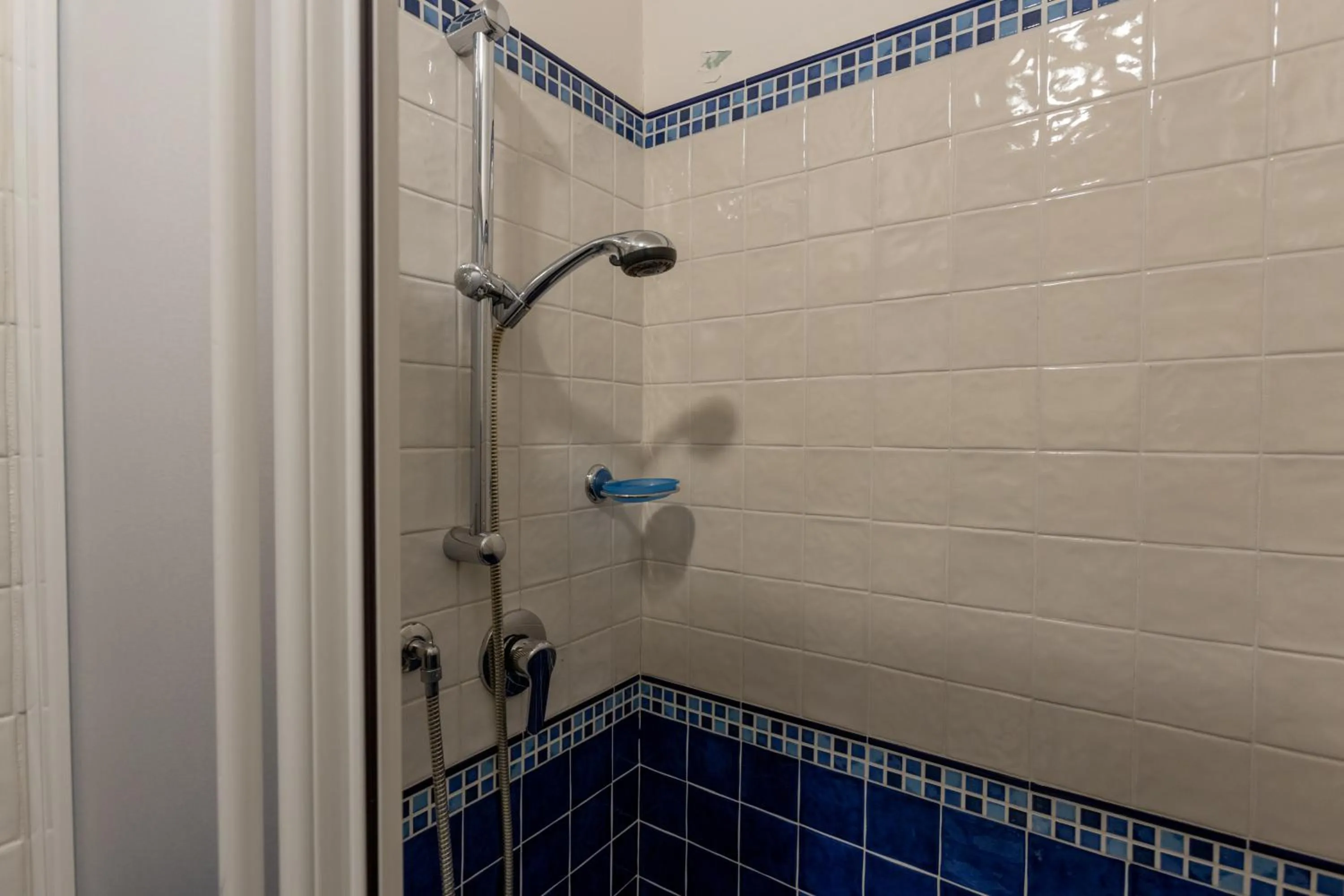 Shower in Hotel River fronte mare con piscina