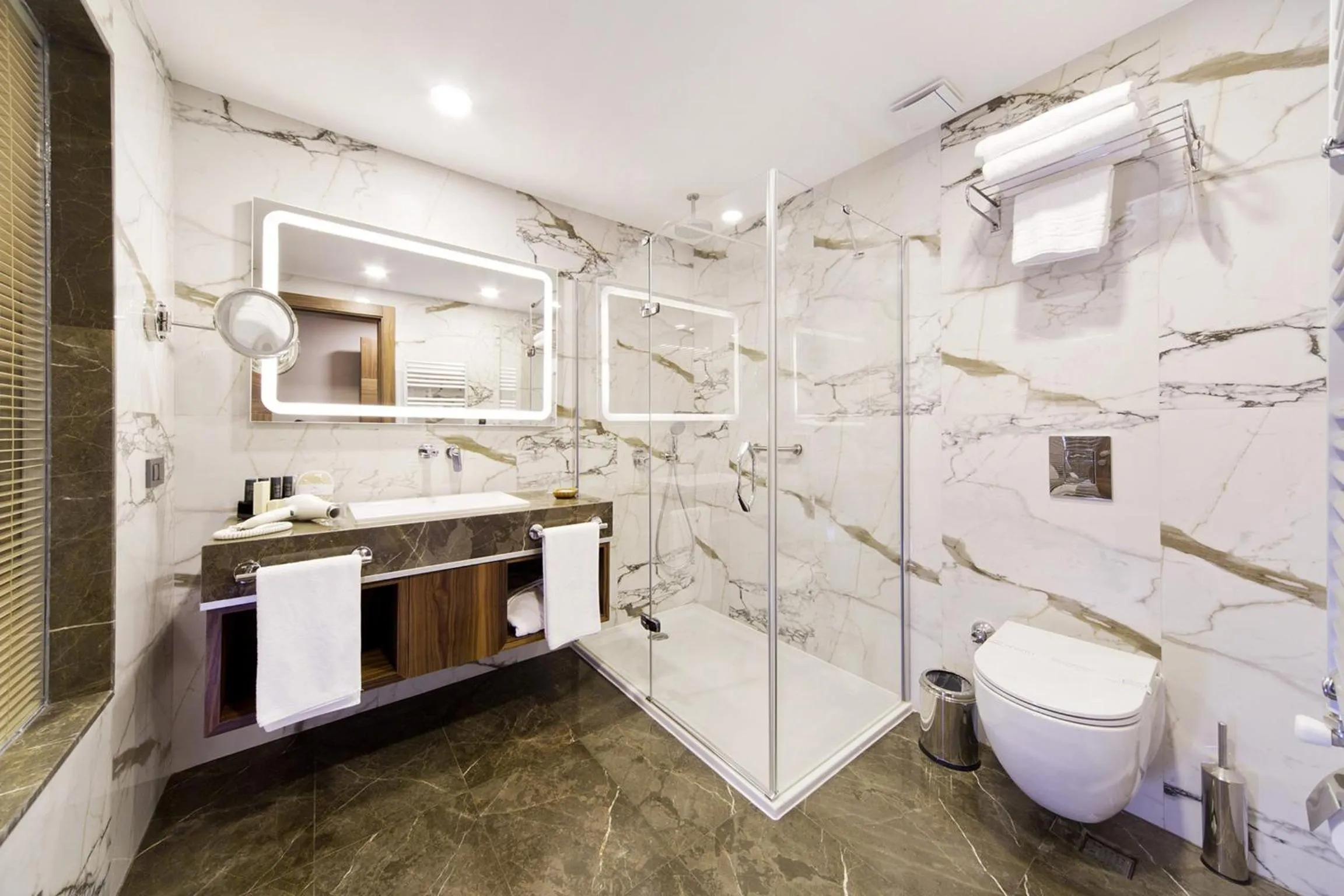 Shower in Artur Hotel