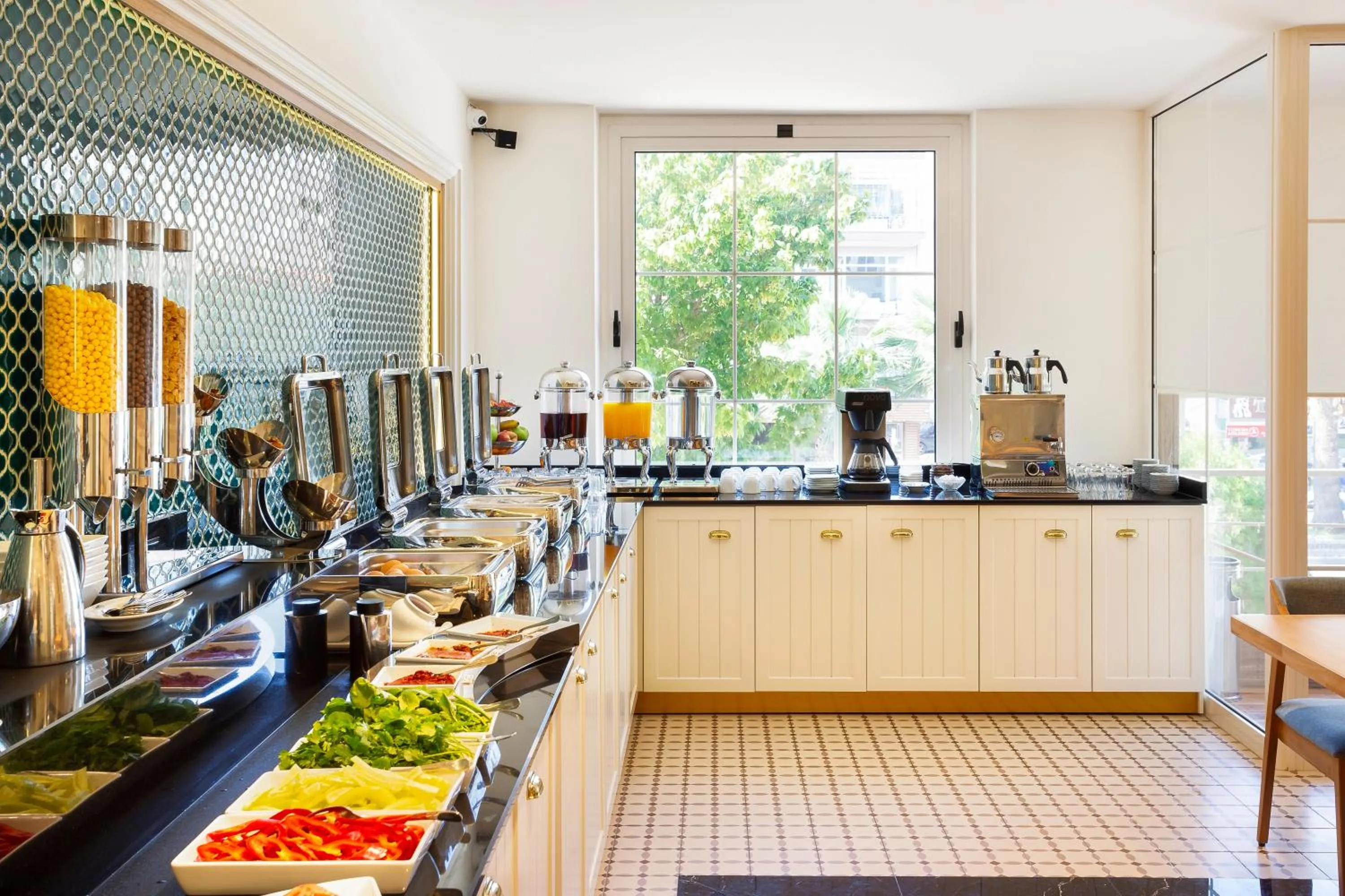 Restaurant/places to eat in Artur Hotel