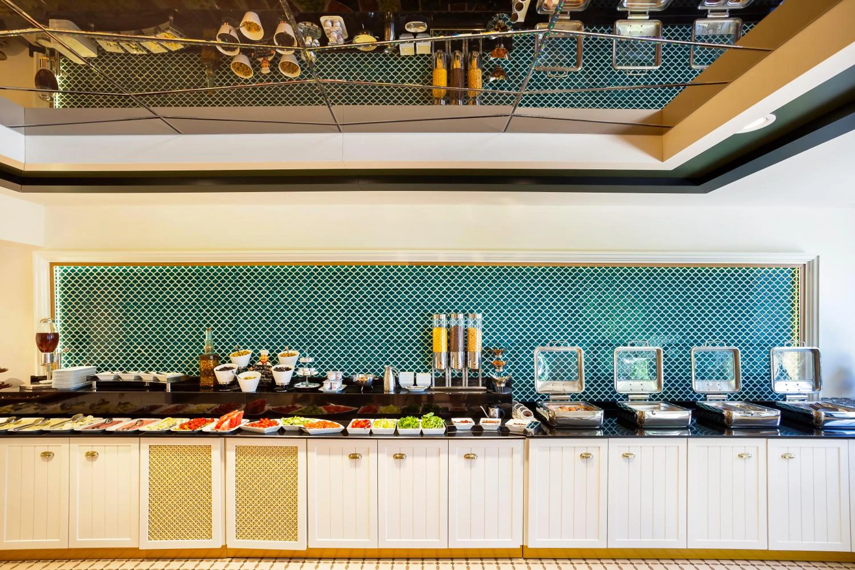 Restaurant/places to eat in Artur Hotel