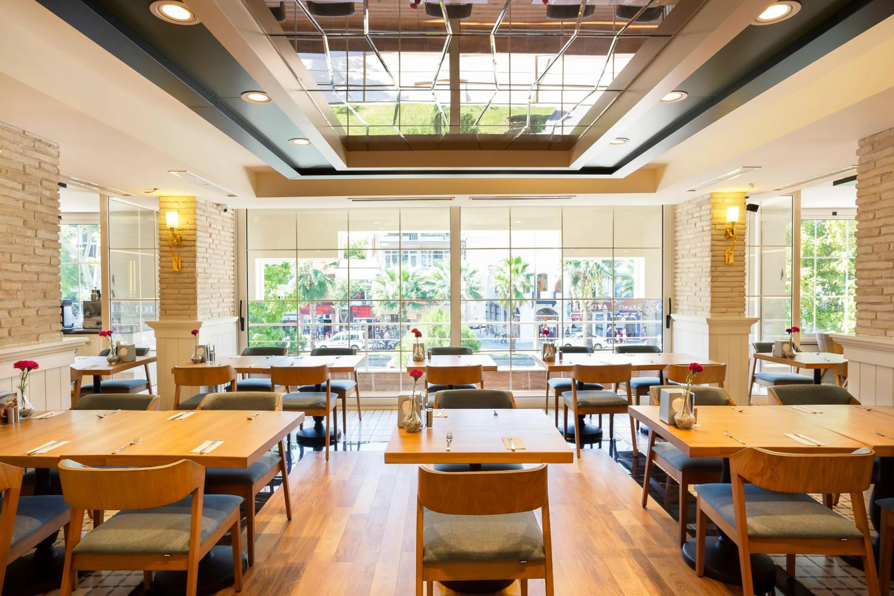 Restaurant/places to eat in Artur Hotel