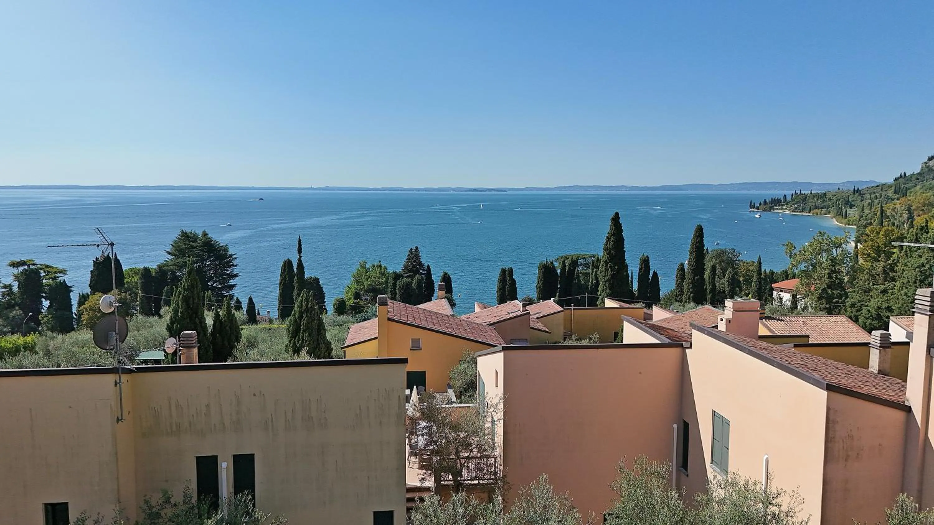 Property building in Appartamenti Pratone