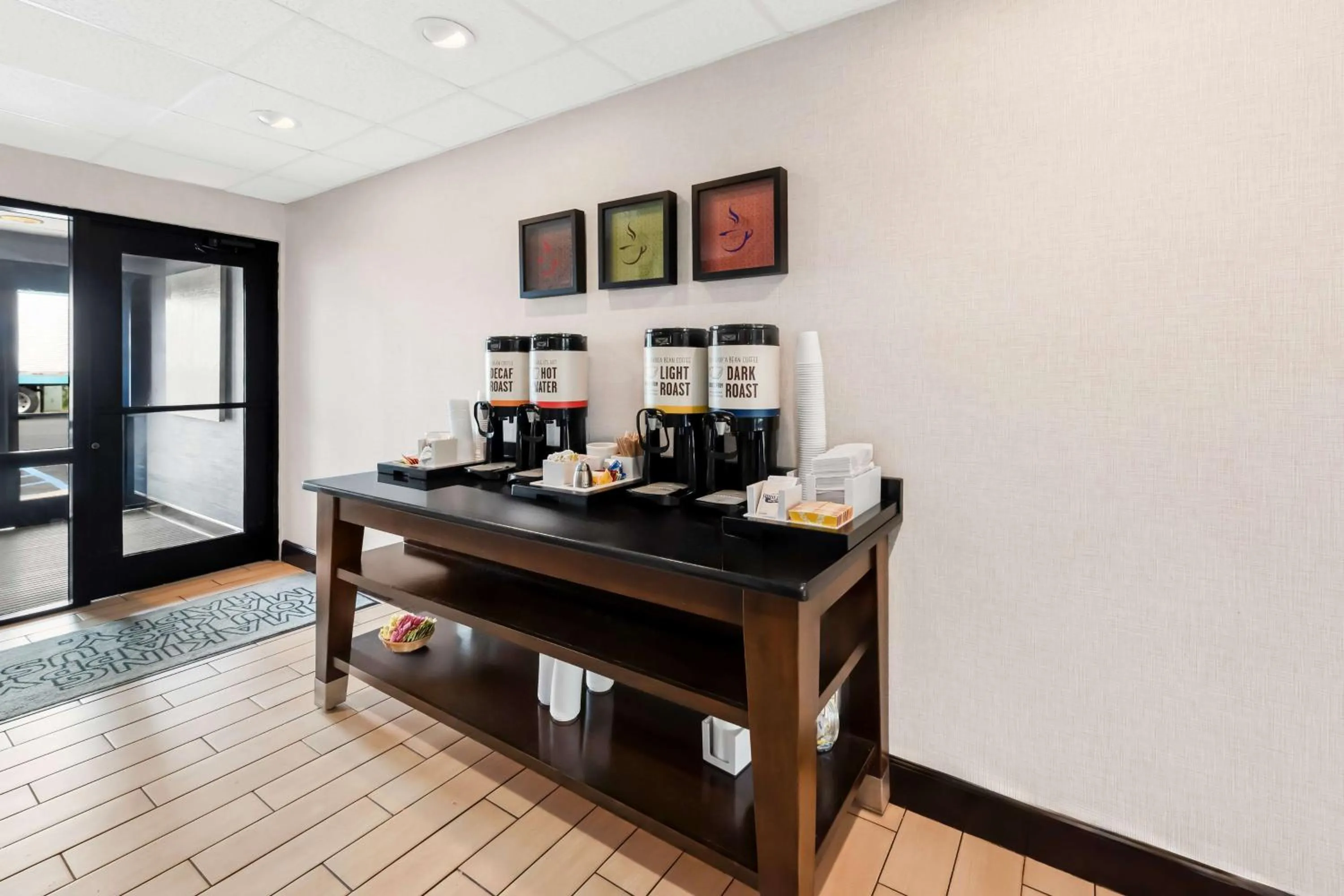 Dining area in Hampton Inn Pennsville