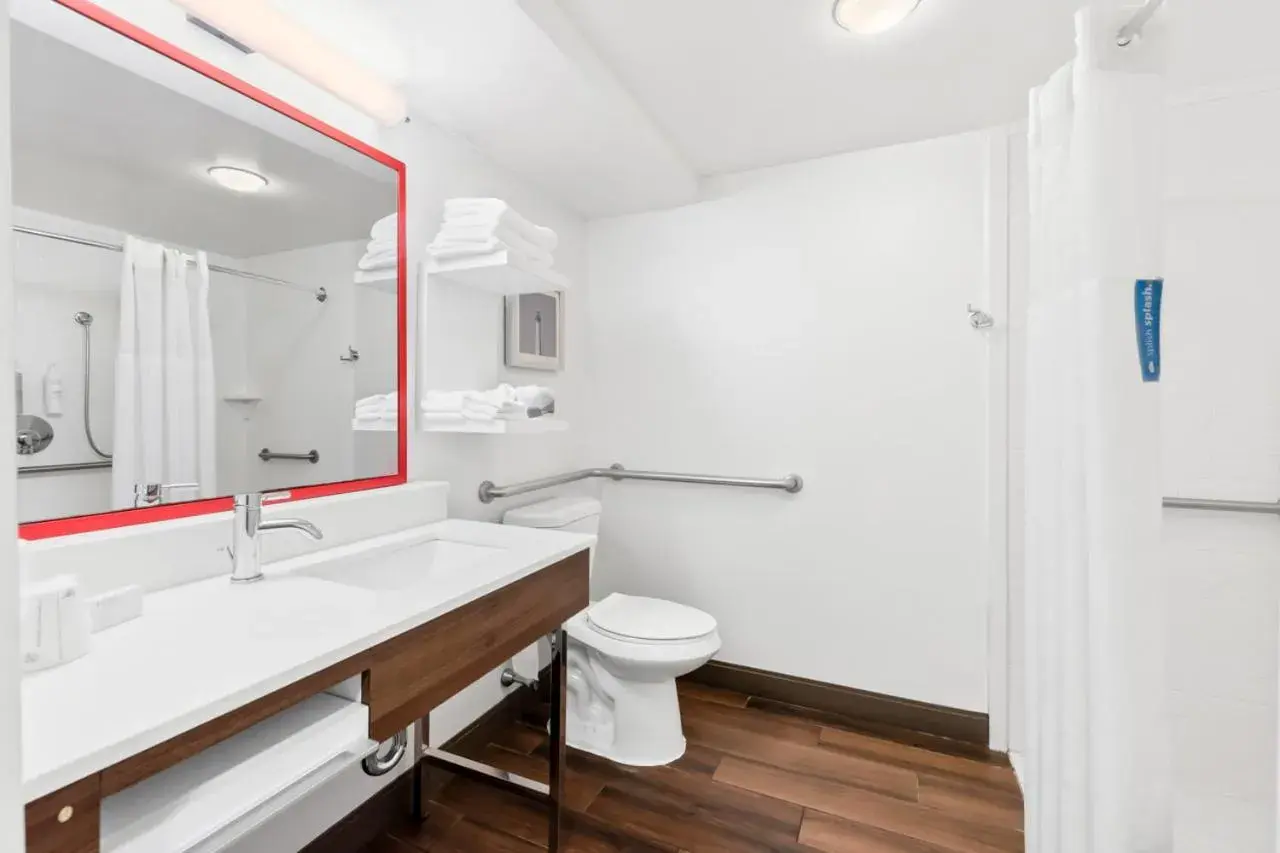 King Room - Mobility Access/Non-Smoking in Hampton Inn Pennsville King Room - Mobility Access/Non-Smoking in Hampton Inn Pennsville