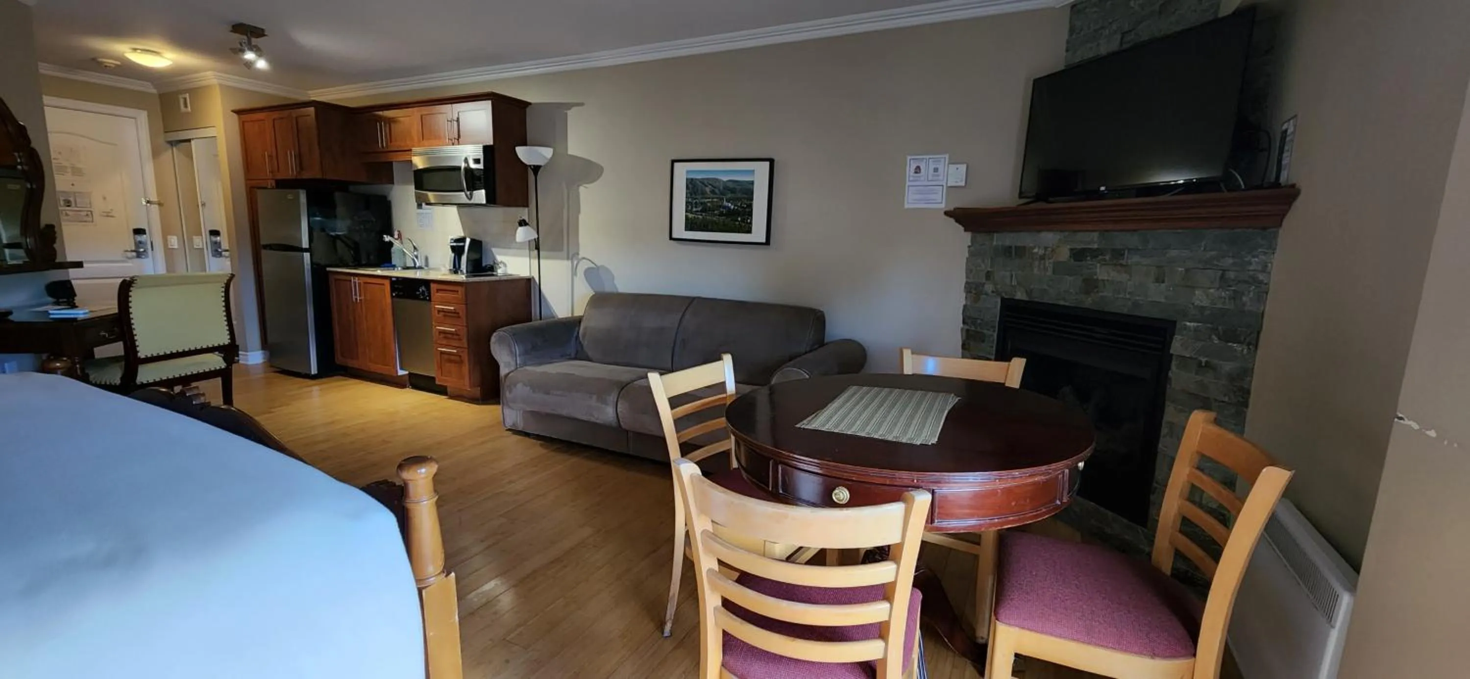 Photo of the whole room, Dining Area in Hotel St-Sauveur