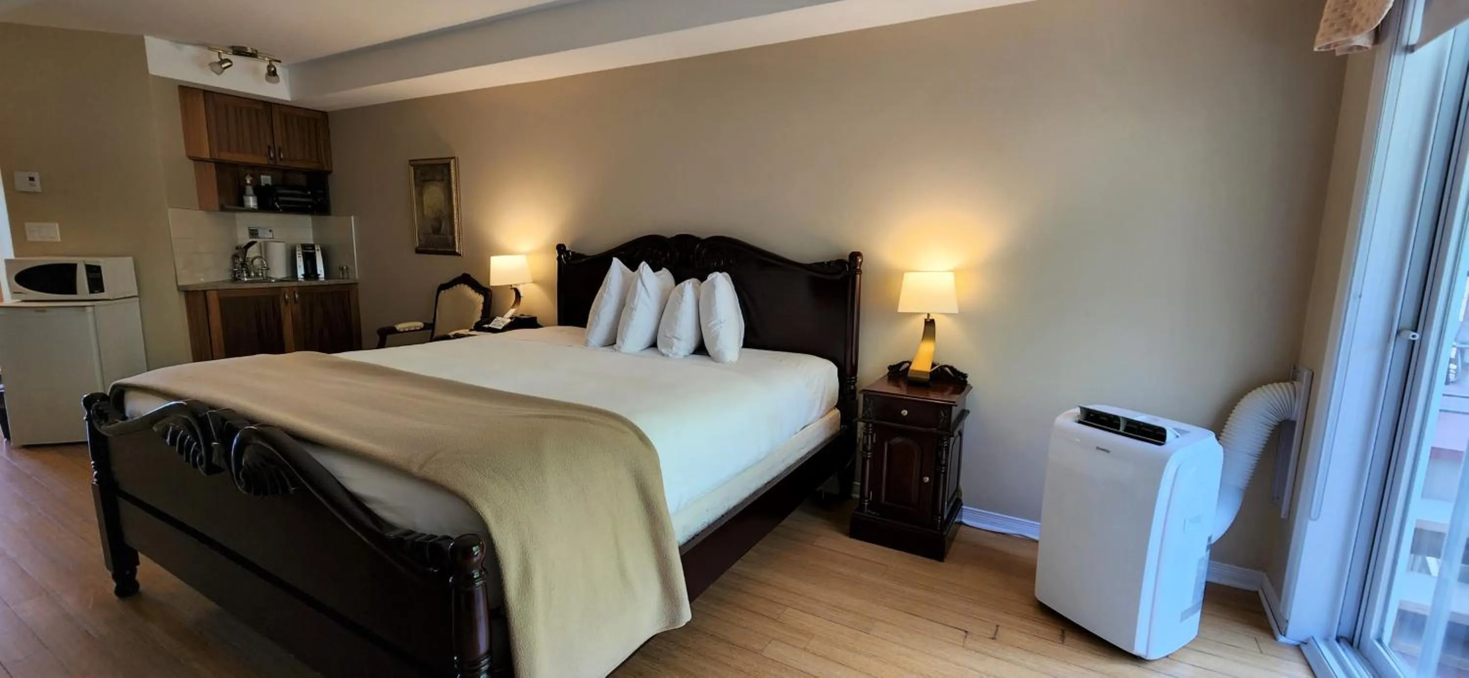 Bed in Hotel St-Sauveur