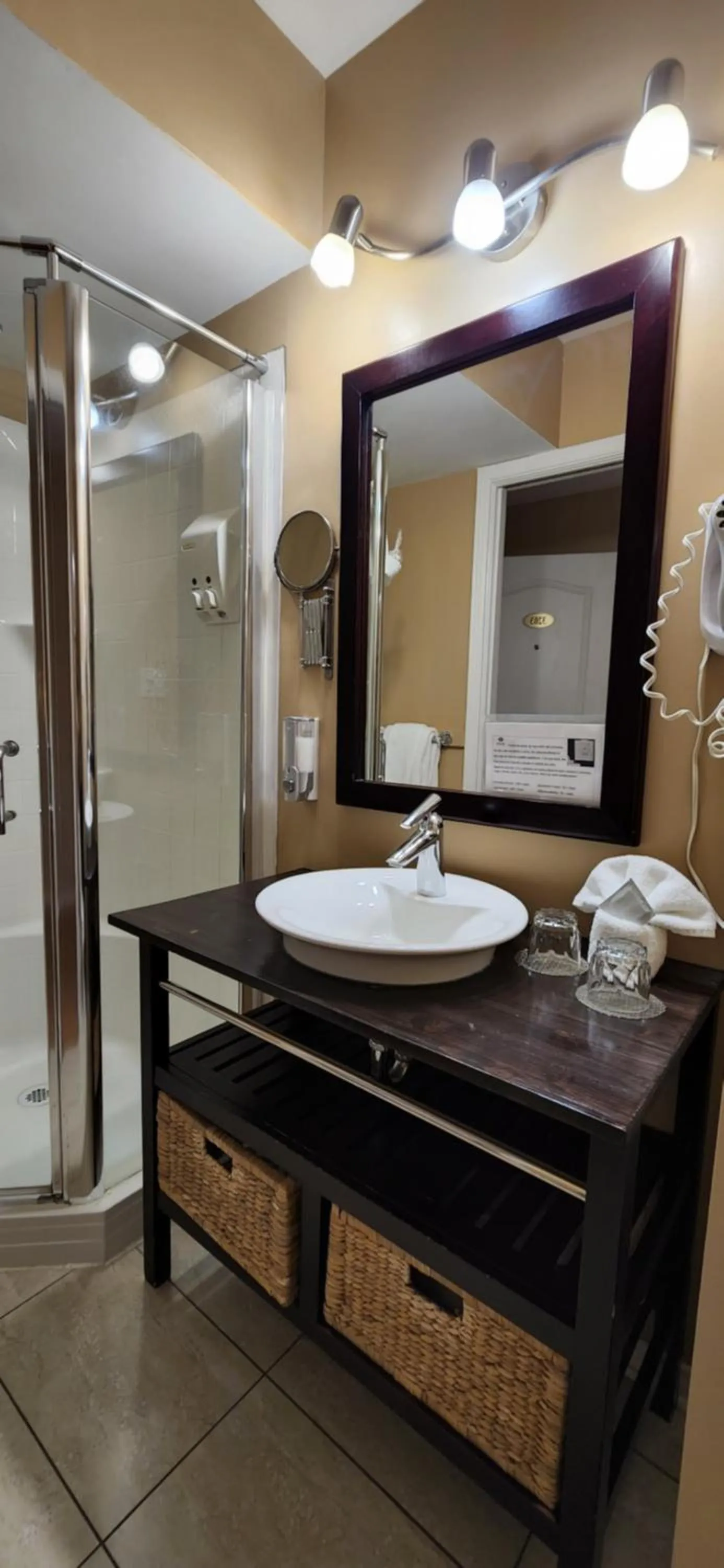 Shower, Bathroom in Hotel St-Sauveur