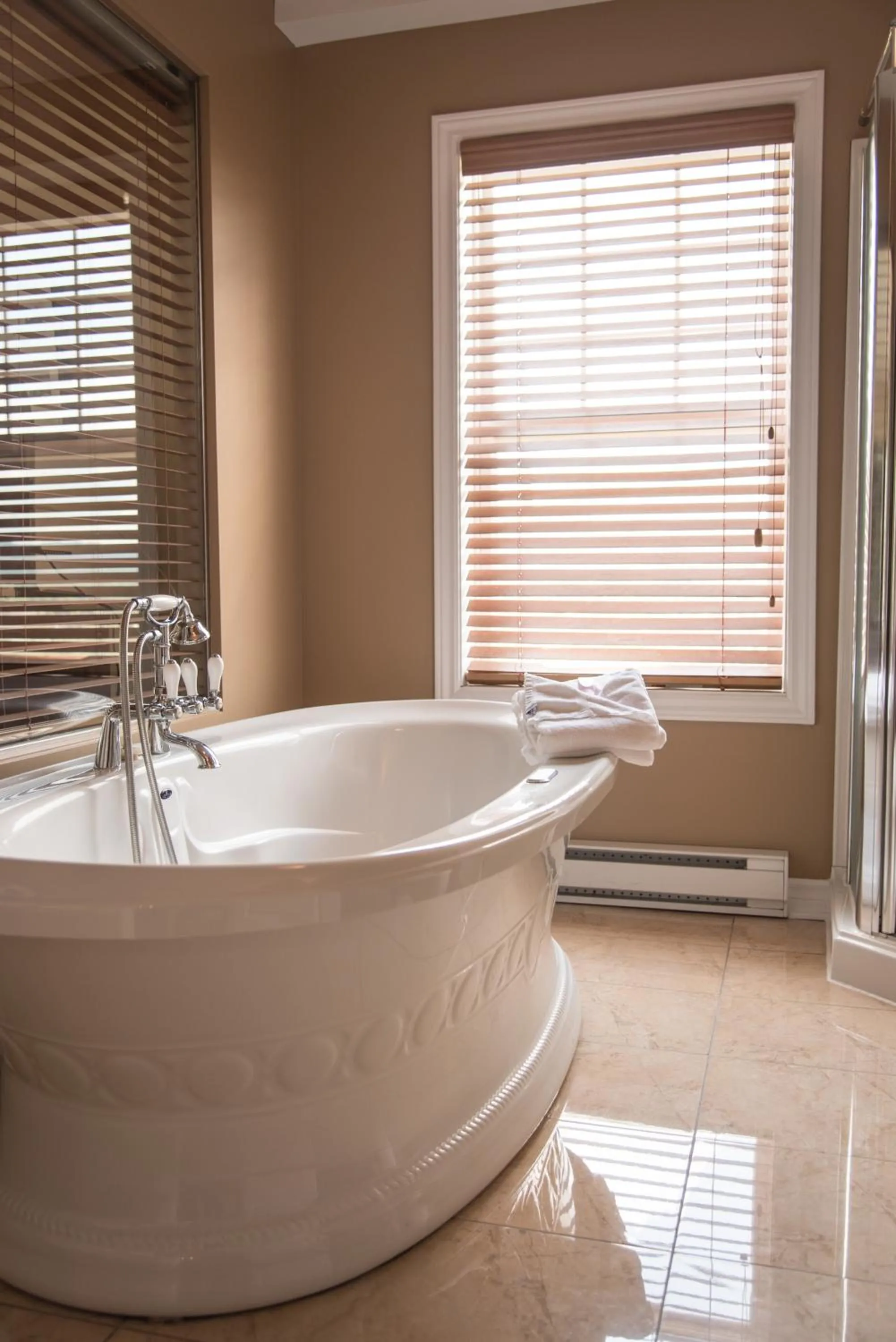 Hot Tub, Bathroom in Hotel St-Sauveur