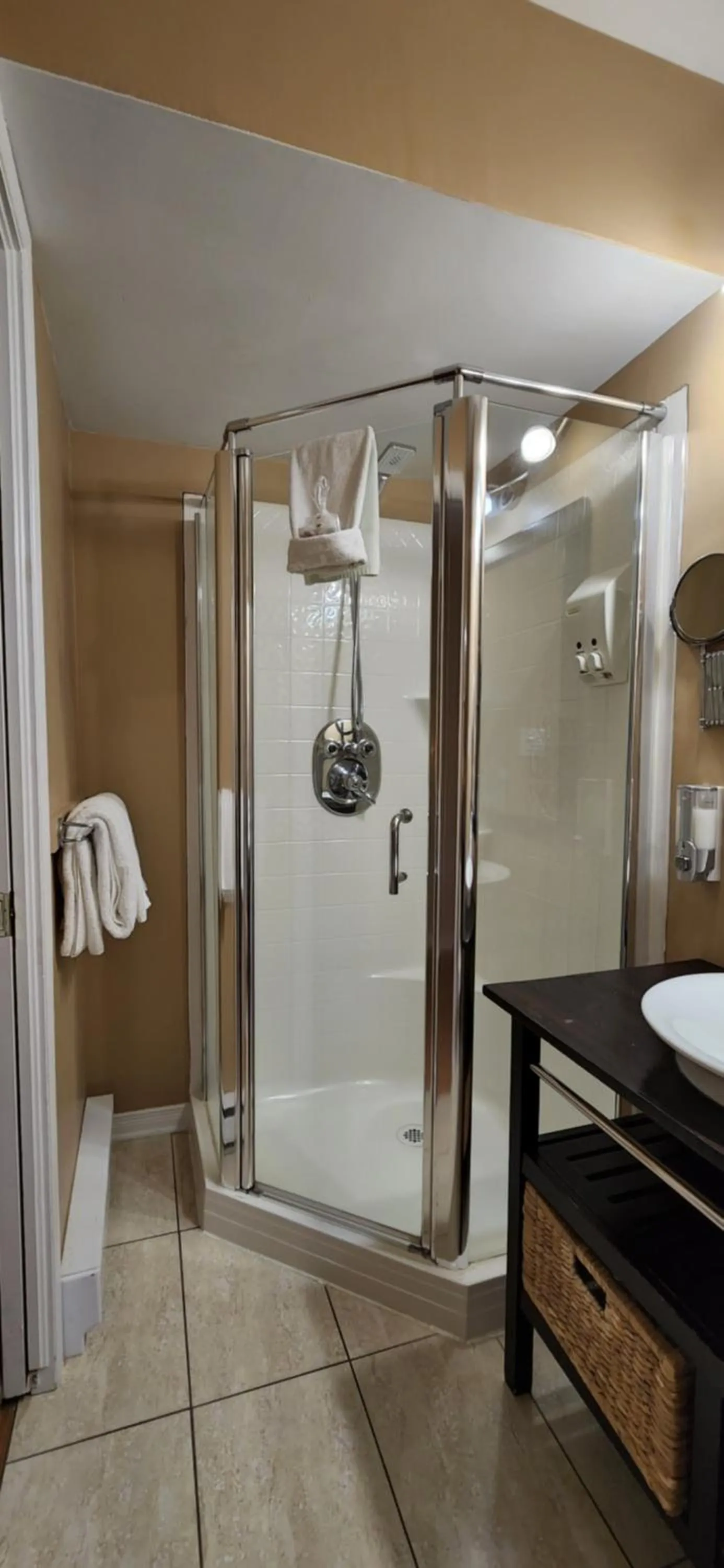 Shower, Bathroom in Hotel St-Sauveur