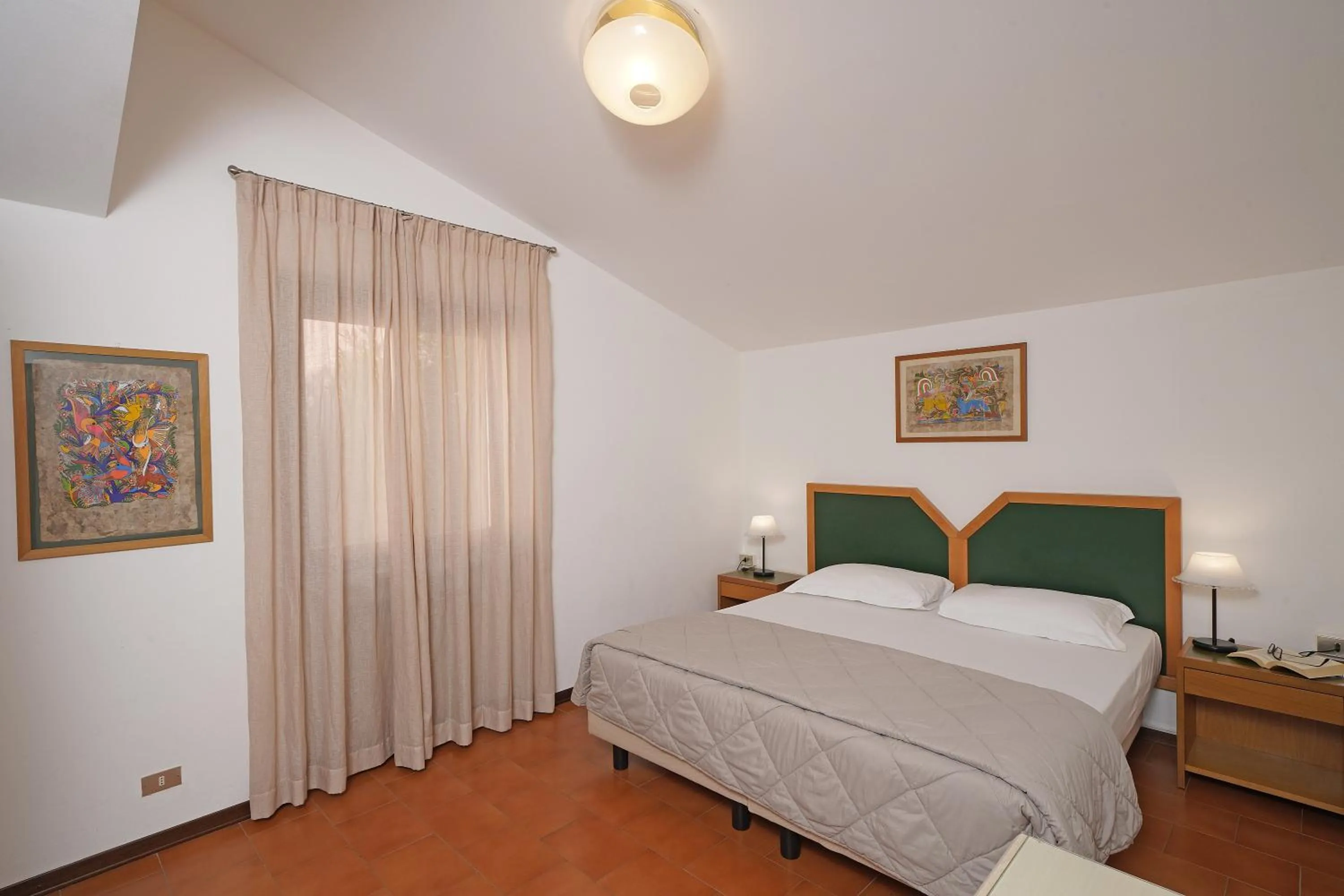 Photo of the whole room, Bed in Residence Arca