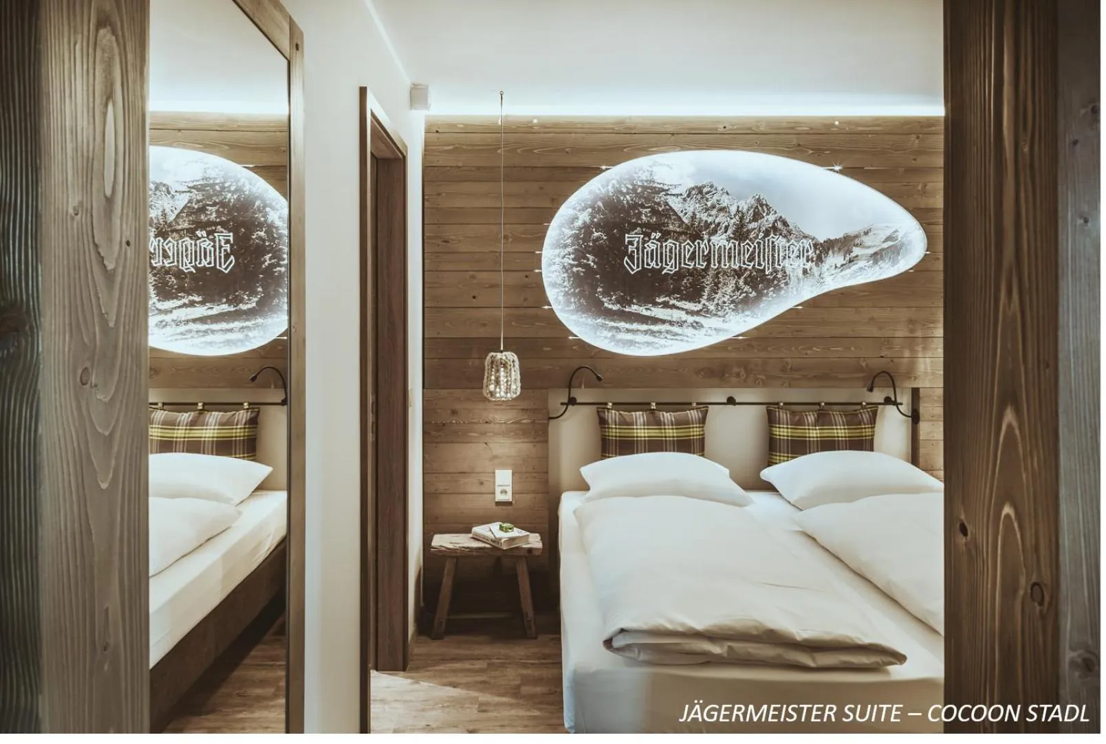 Photo of the whole room, Bed in Cocoon Hauptbahnhof