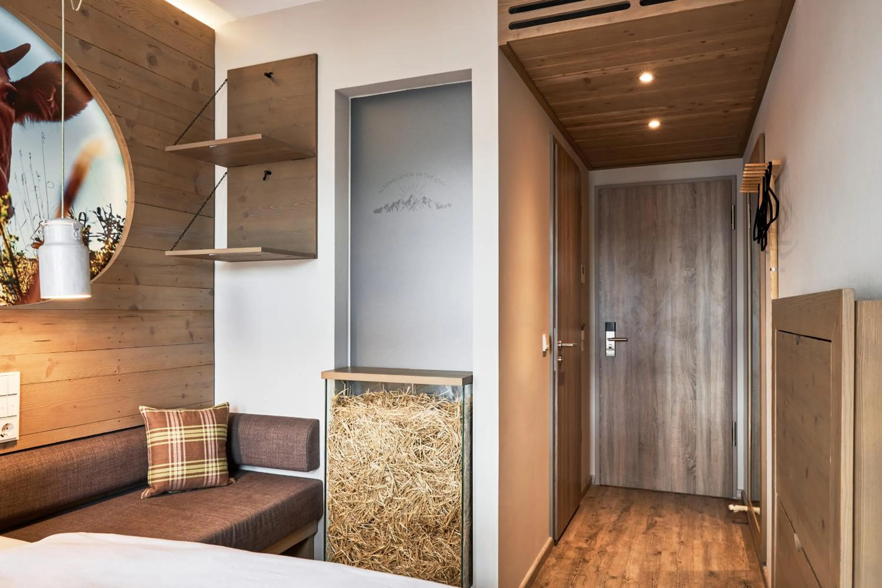 Photo of the whole room, Bed in Cocoon Hauptbahnhof