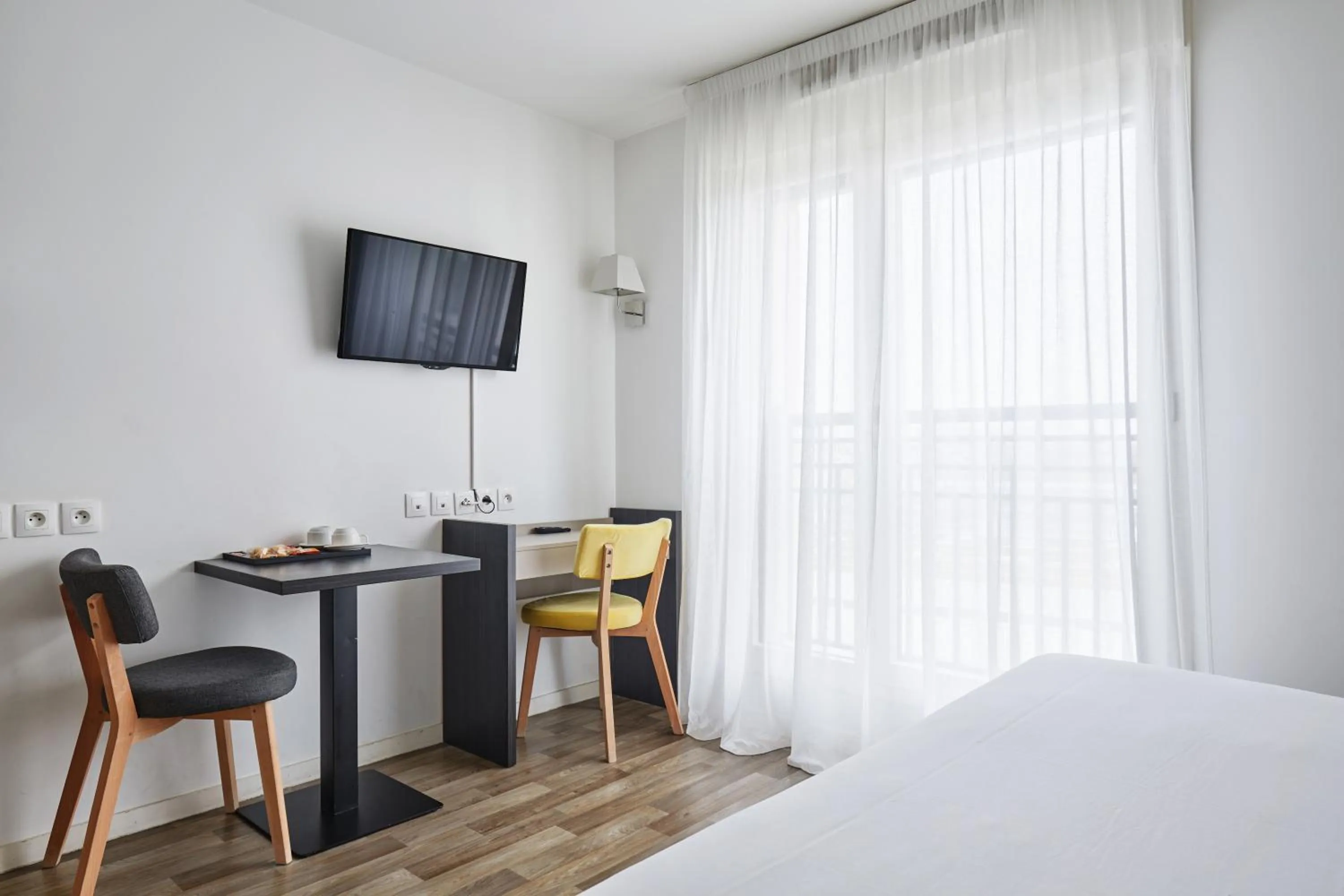 Photo of the whole room, Bed in Appart Hotel Odalys City Paris Levallois