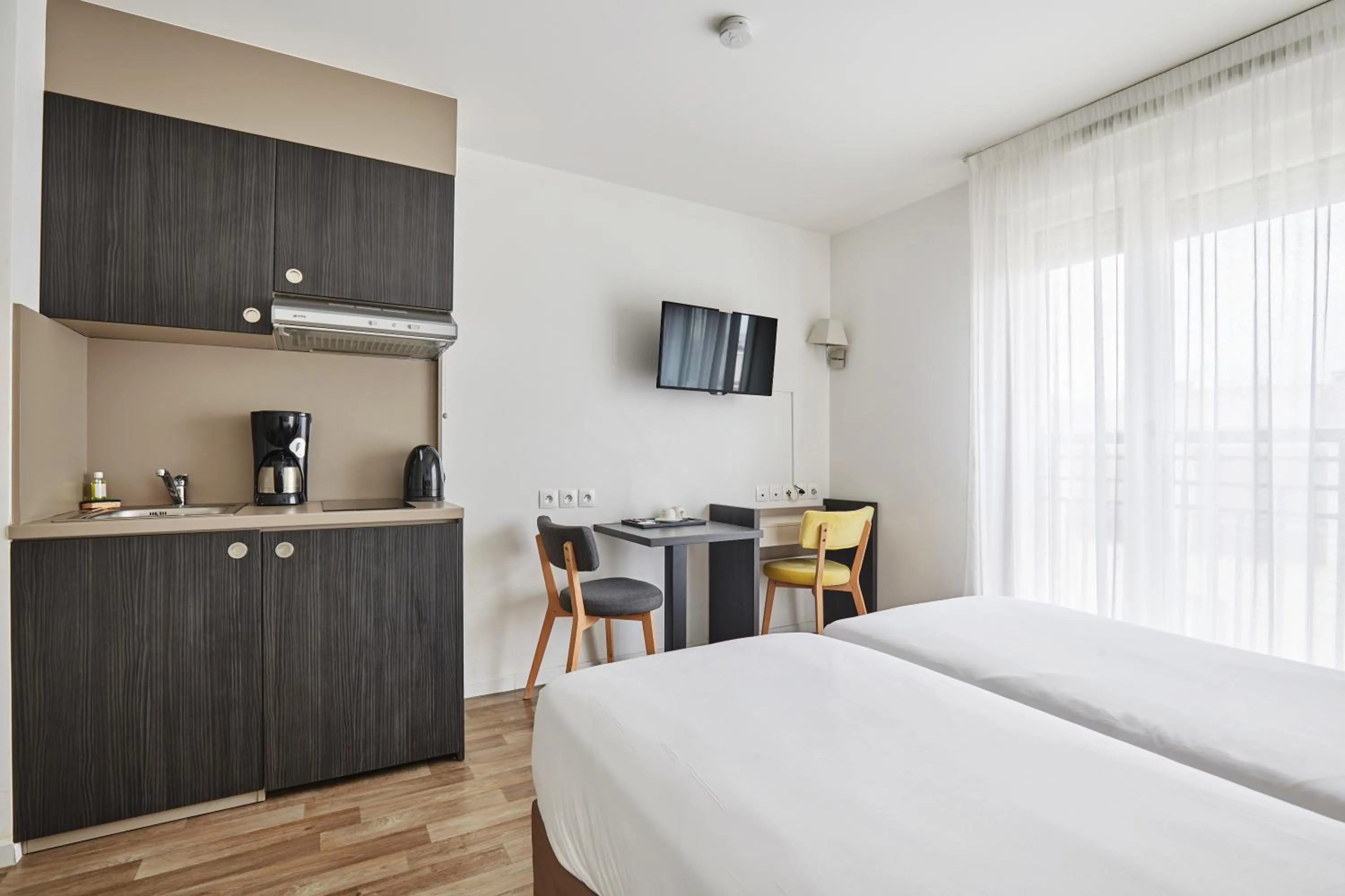 Bedroom, Bed in Appart Hotel Odalys City Paris Levallois