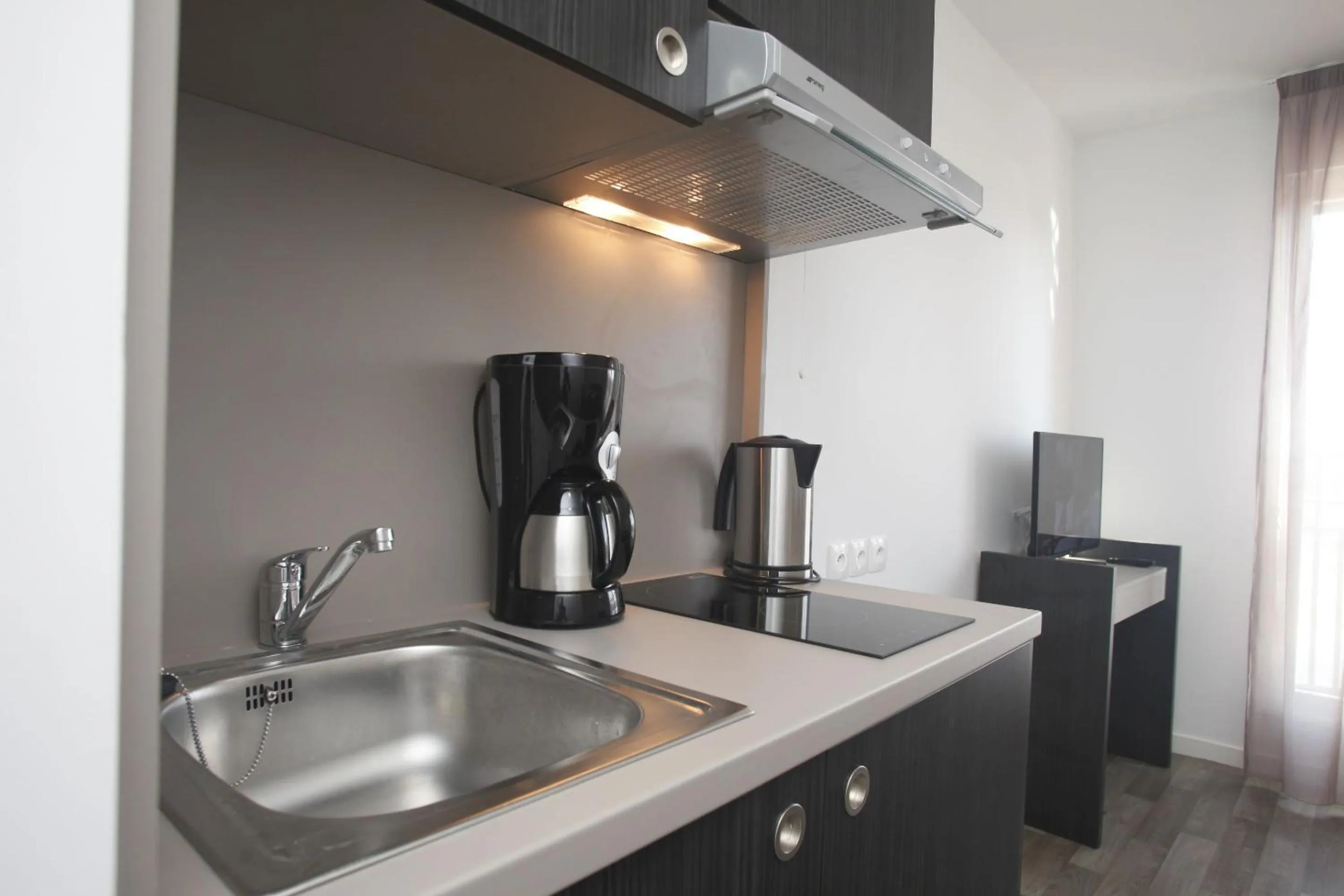 Kitchen or kitchenette in Appart Hotel Odalys City Paris Levallois