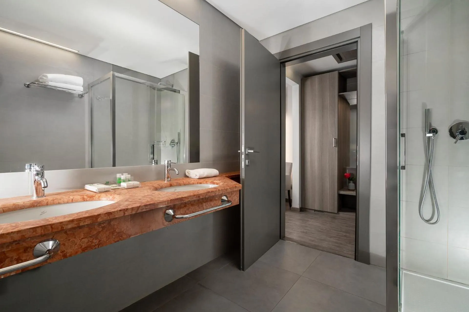 Shower in Just Hotel Saronno