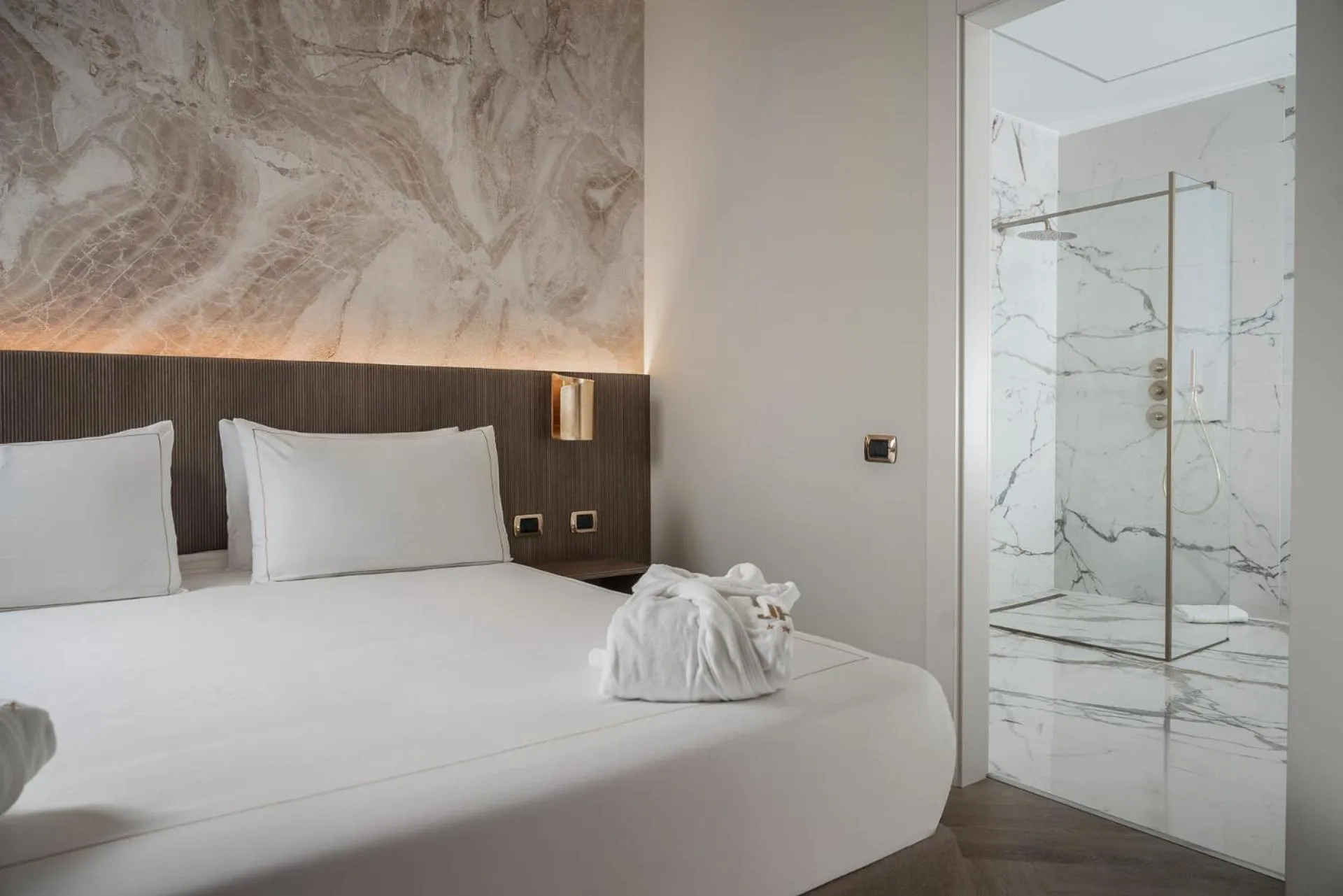 Shower, Bed in Just Hotel Saronno