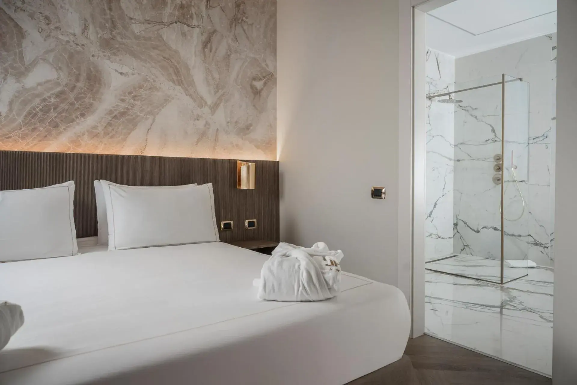 Shower, Bed in Just Hotel Saronno Shower, Bed in Just Hotel Saronno