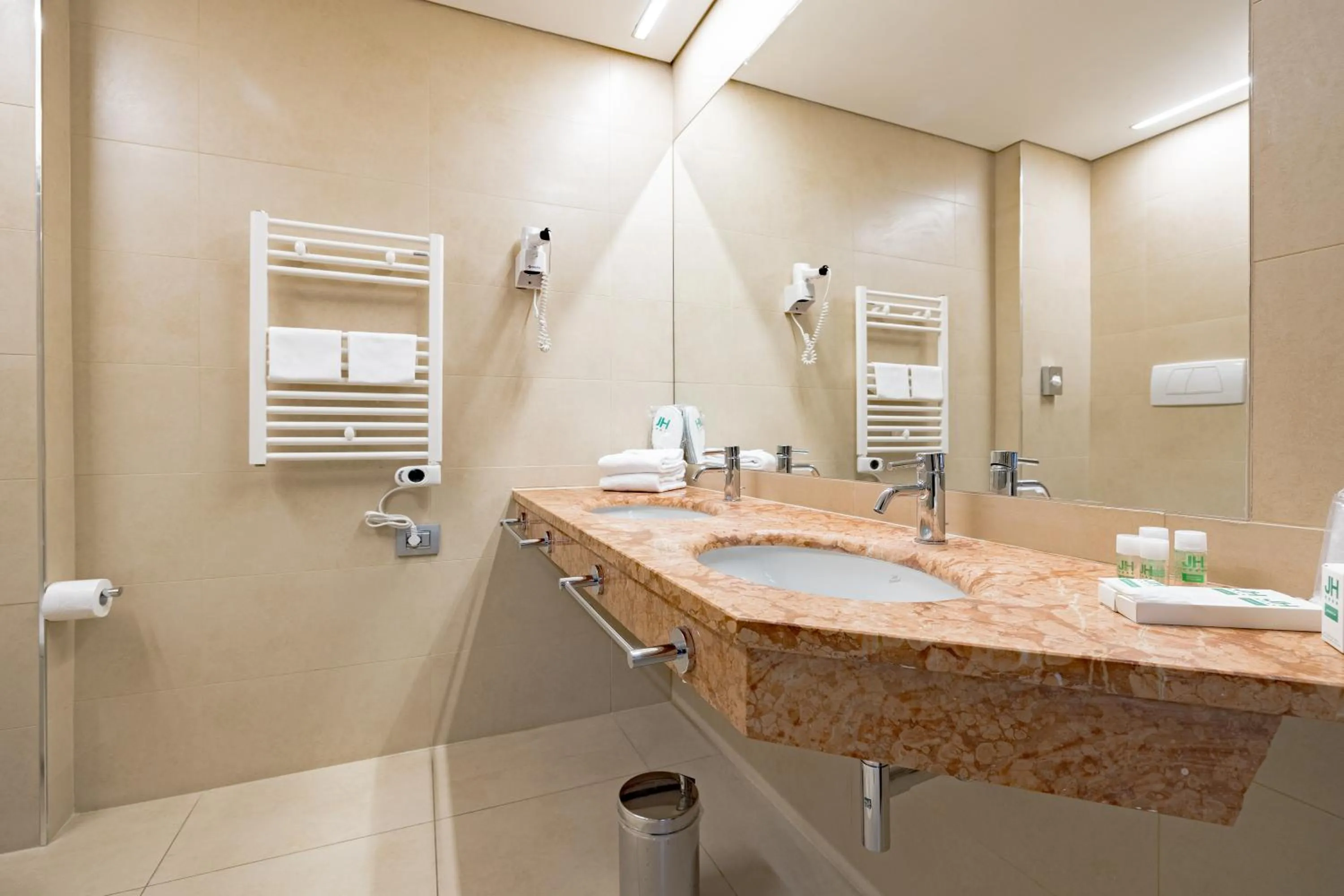 Shower in Just Hotel Saronno