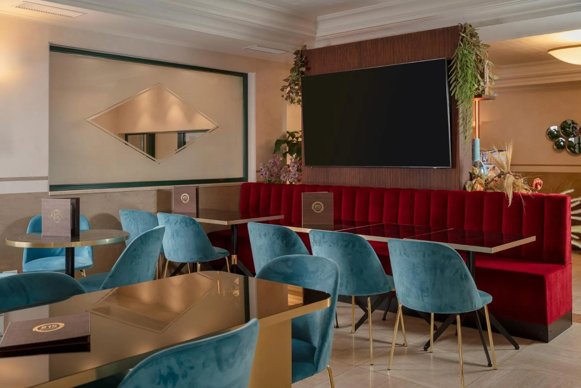 Communal lounge/ TV room in Just Hotel Saronno