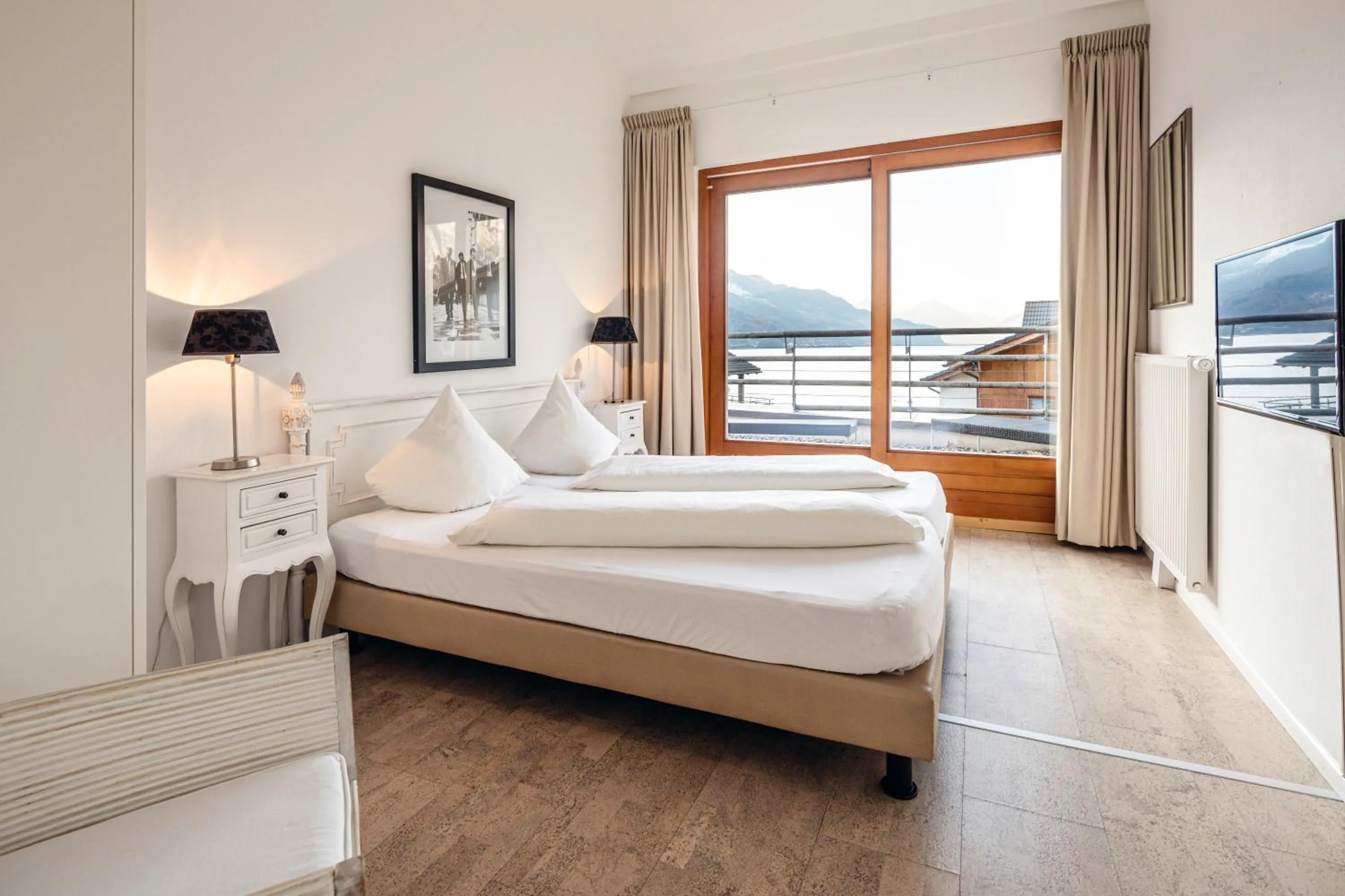 Lake view, Bed in Marina Walensee Hotel