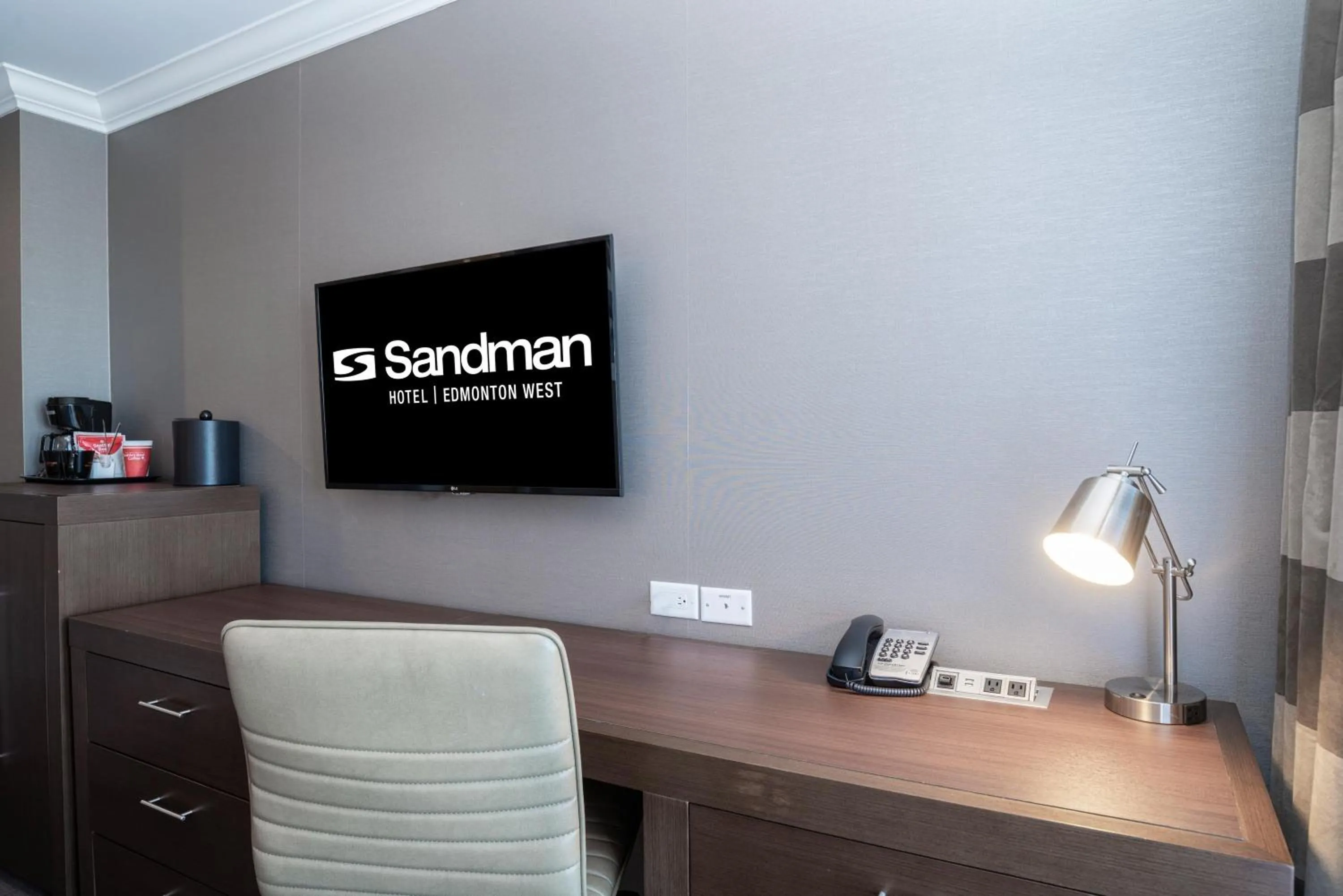 Photo of the whole room in Sandman Hotel Edmonton West