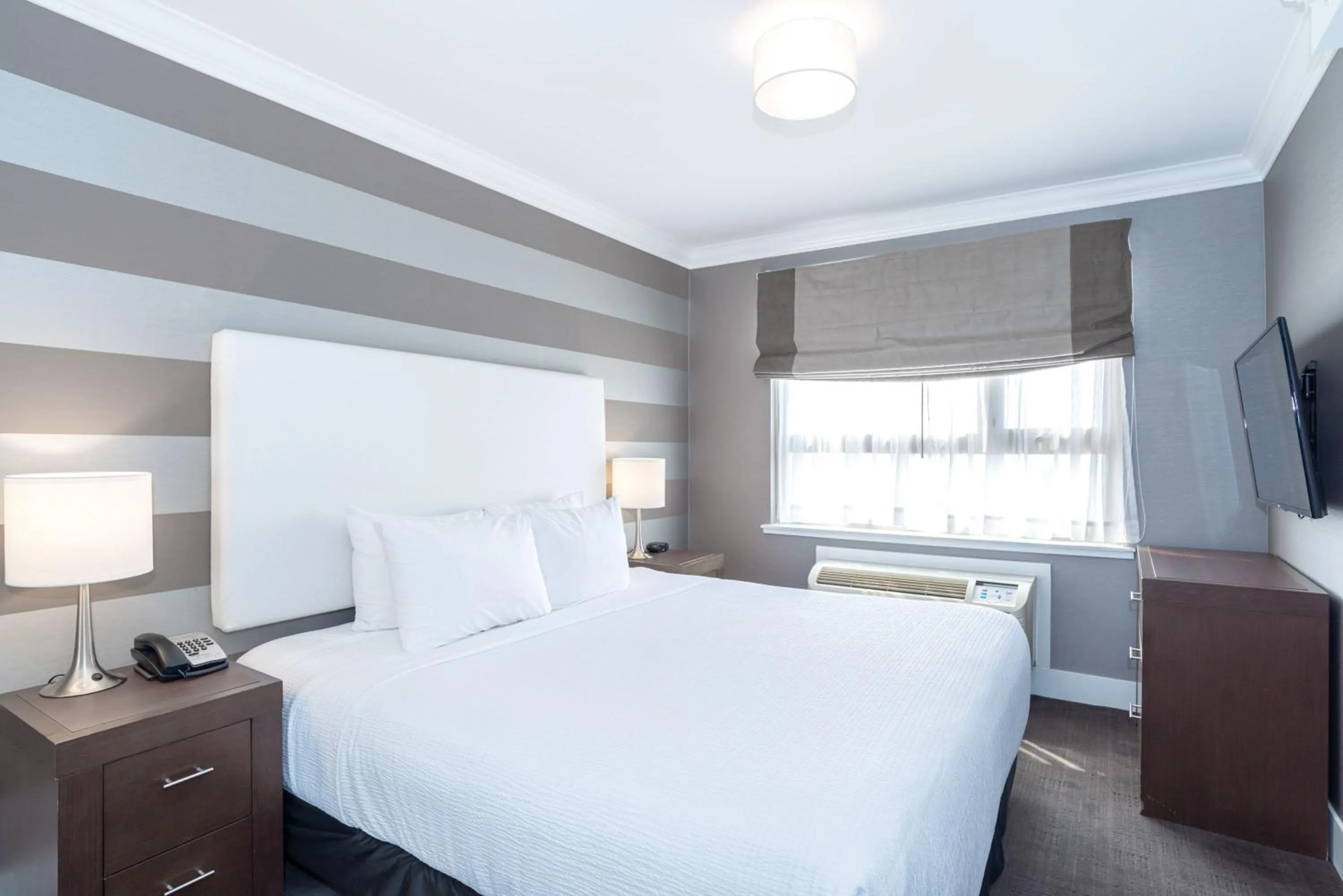Photo of the whole room, Bed in Sandman Hotel Edmonton West