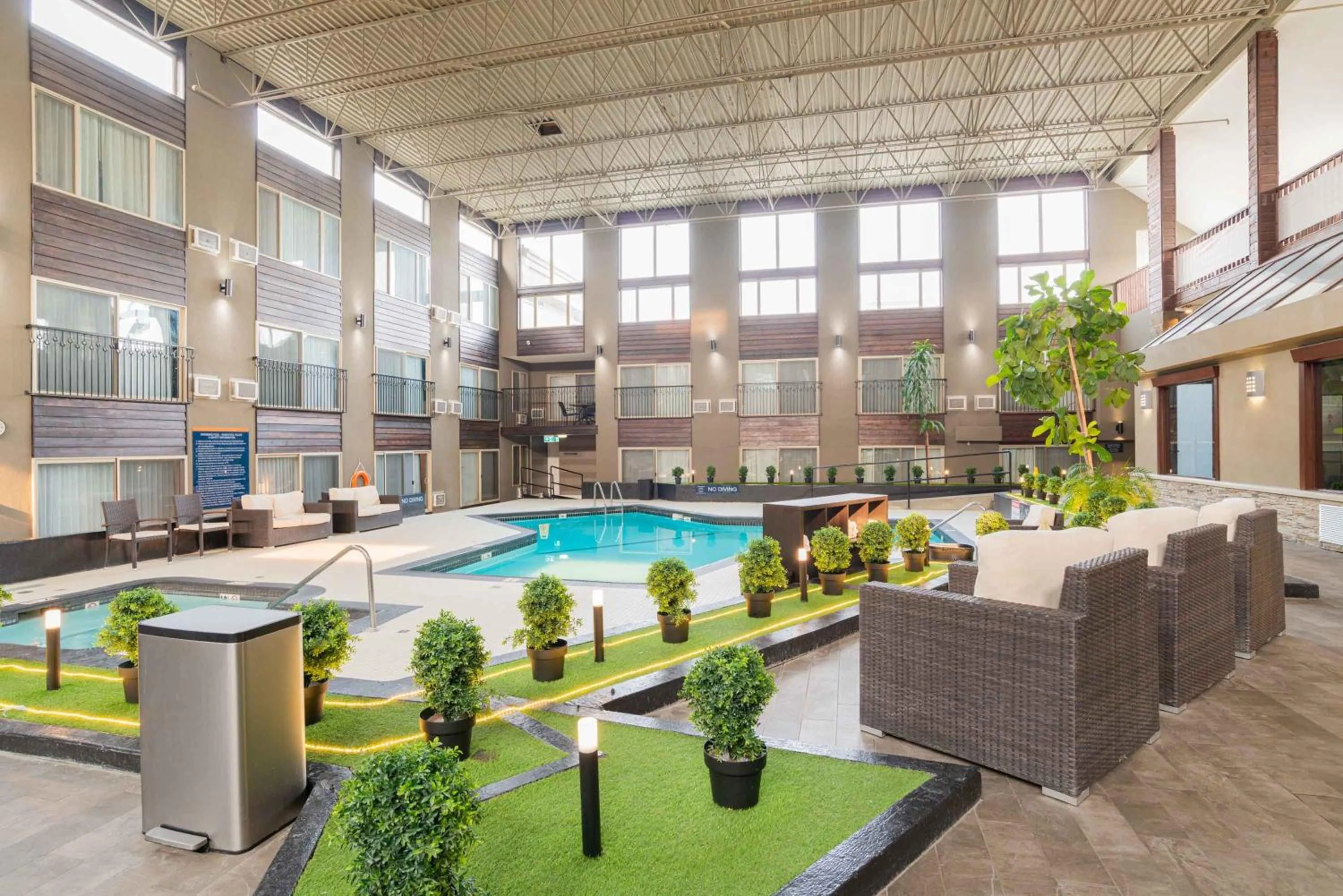 Swimming pool in Sandman Hotel Edmonton West