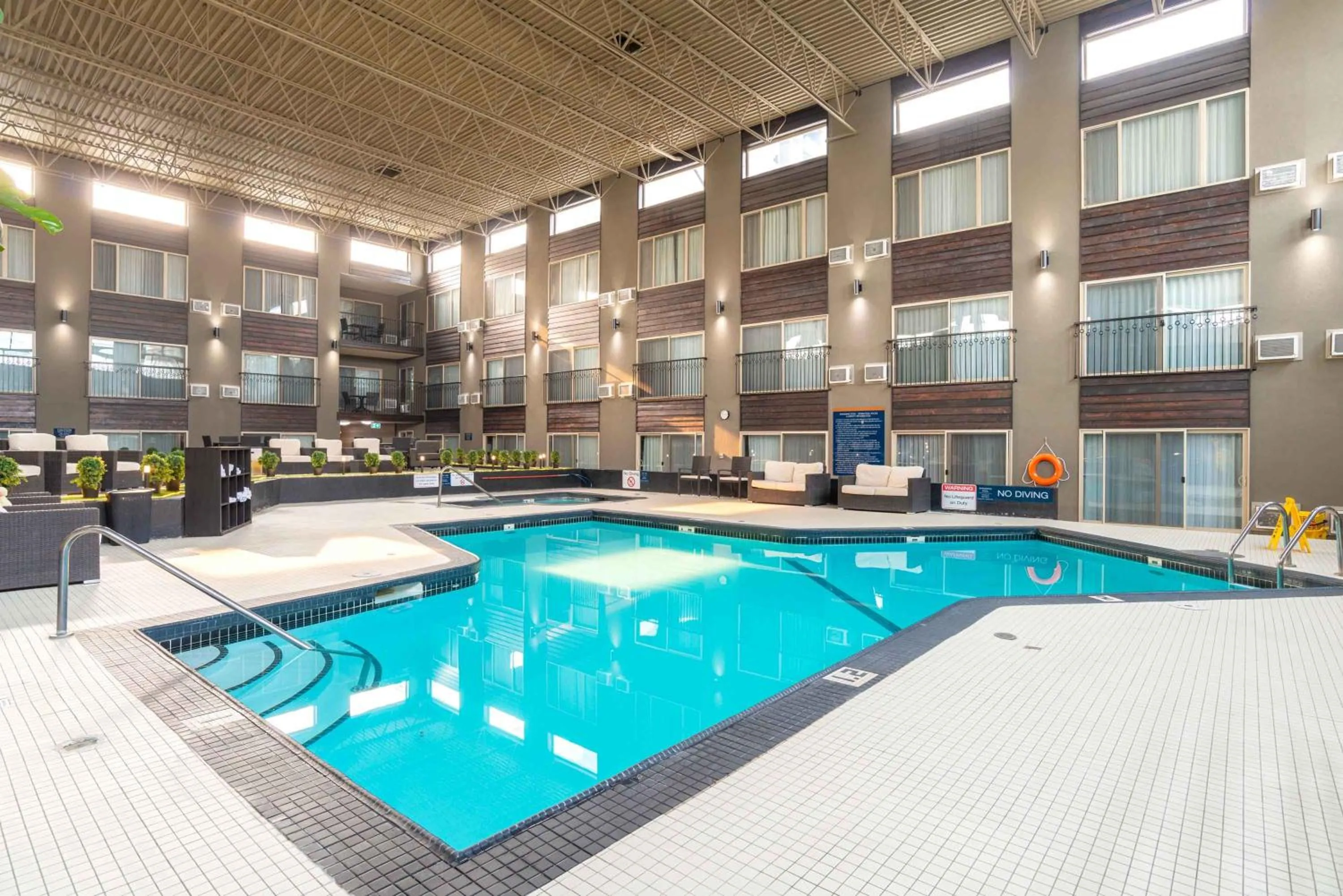 Swimming pool in Sandman Hotel Edmonton West