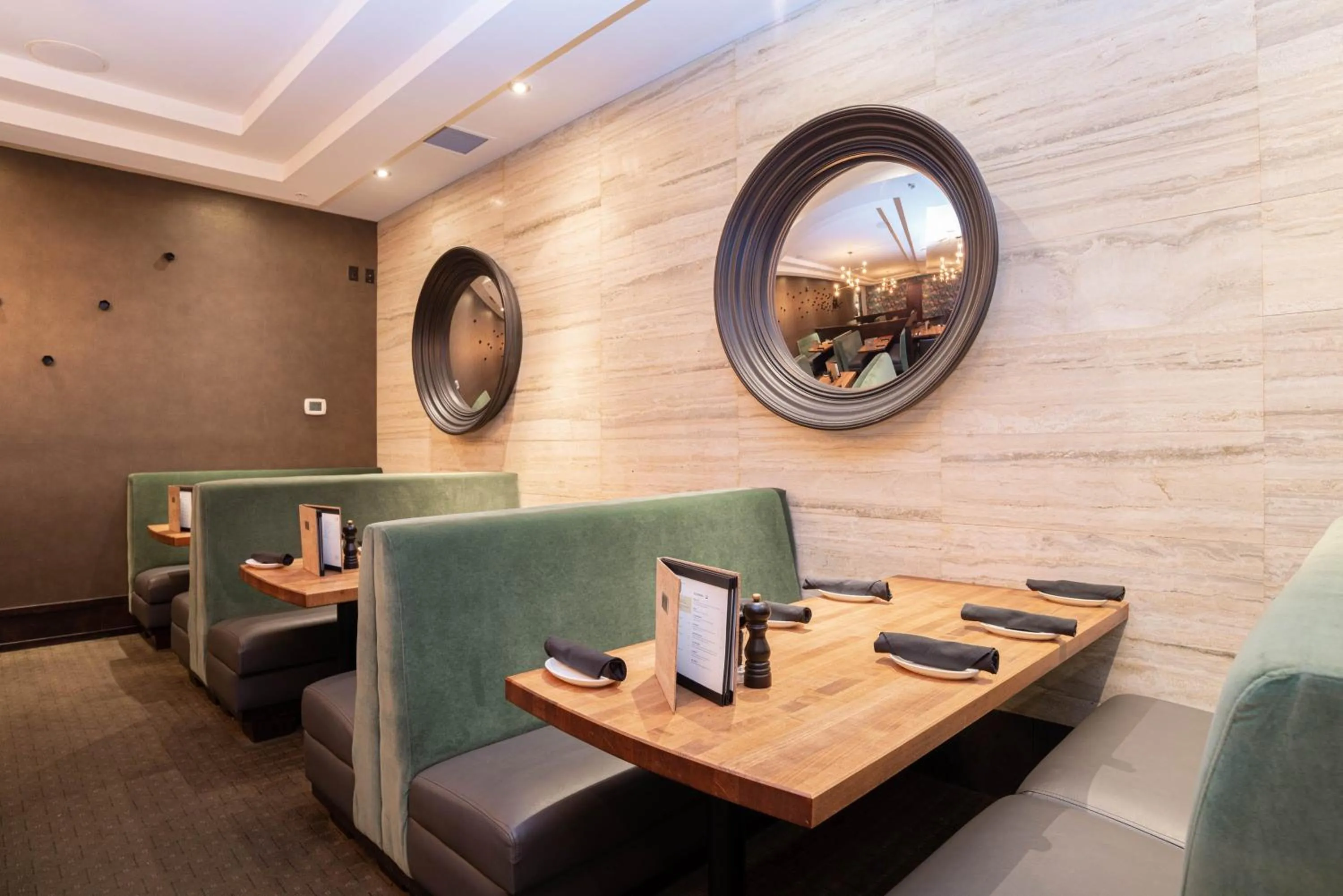 Restaurant/places to eat in Sandman Hotel Edmonton West