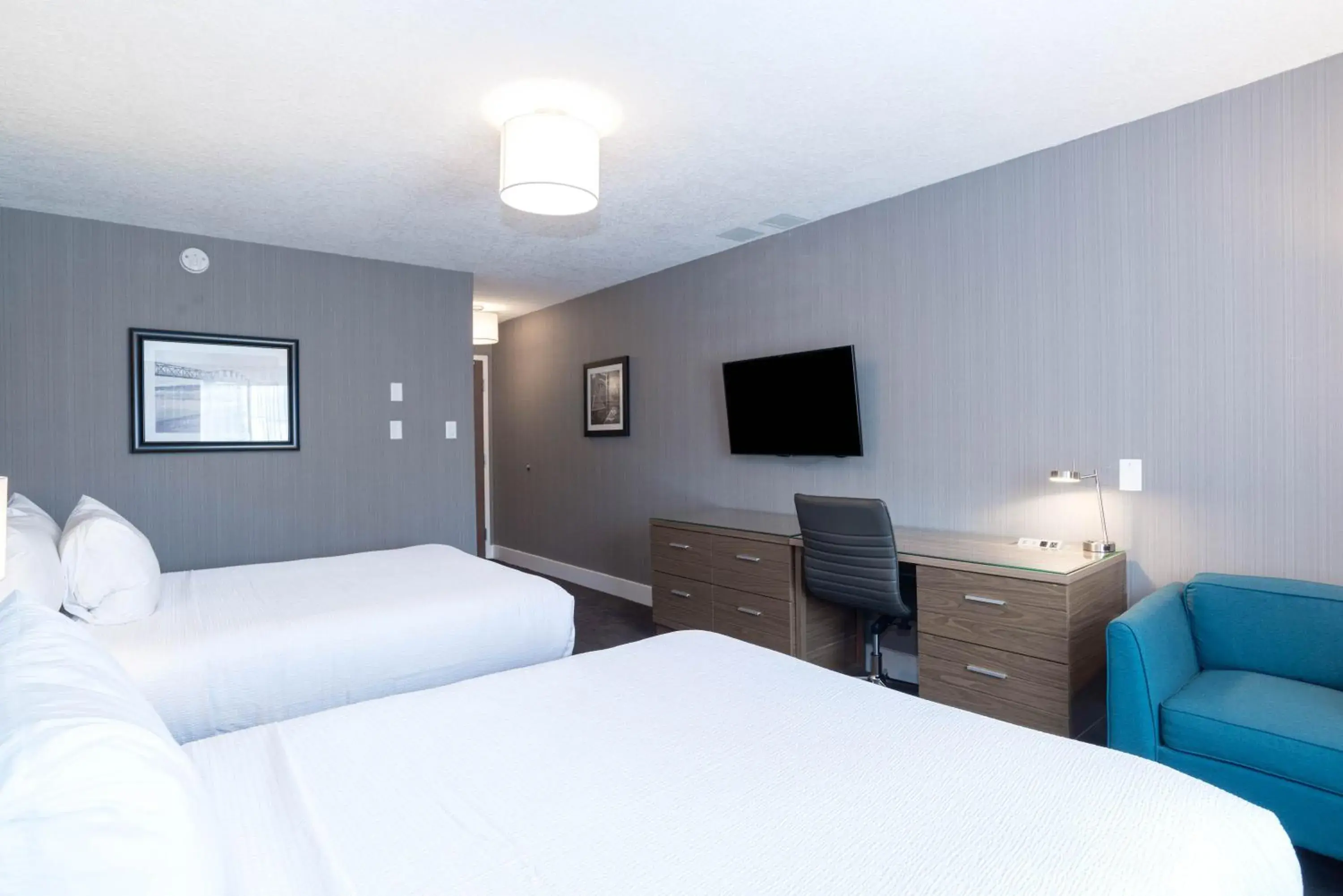 Photo of the whole room, Bed in Sandman Hotel Edmonton West Photo of the whole room, Bed in Sandman Hotel Edmonton West