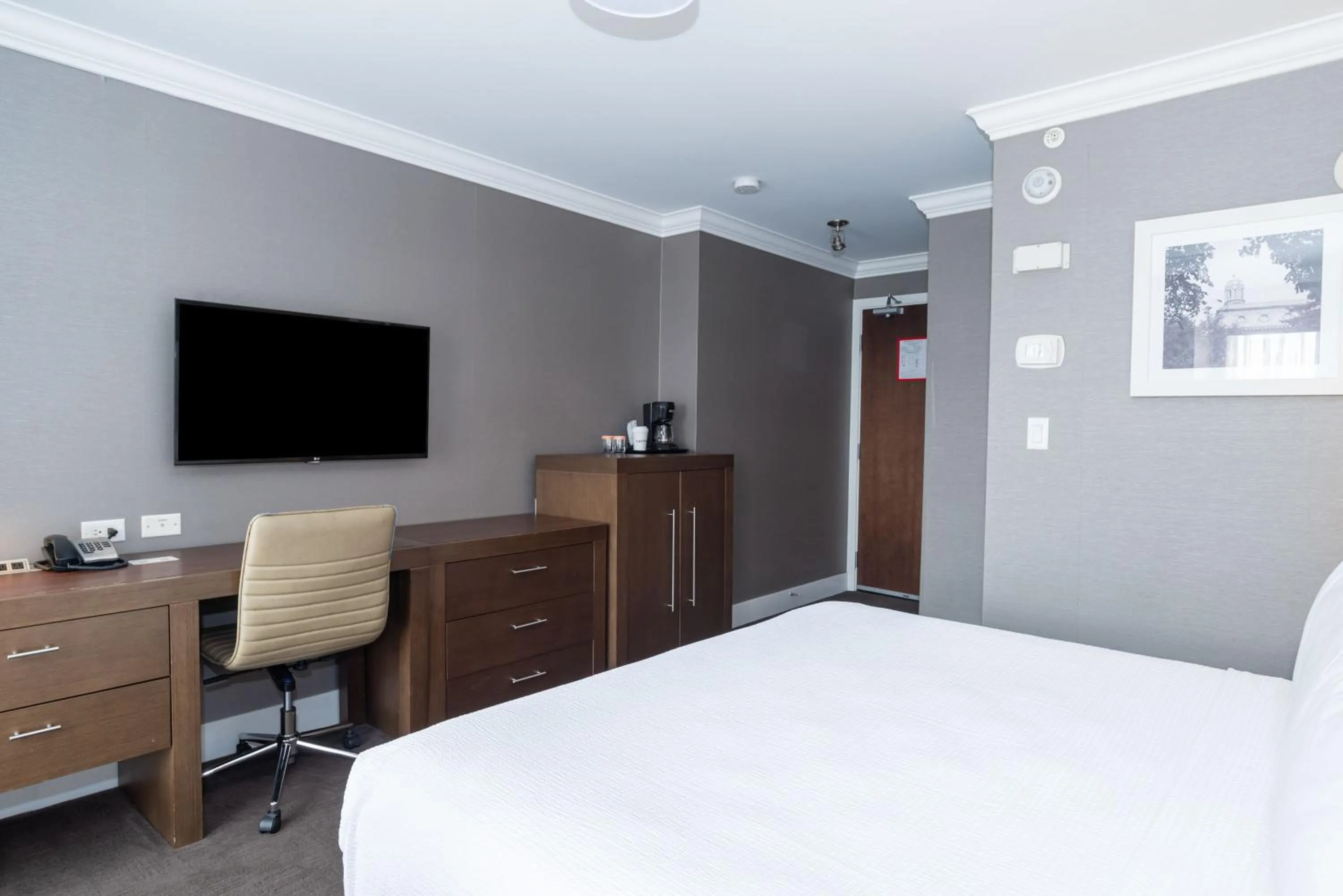 Photo of the whole room, Bed in Sandman Hotel Edmonton West