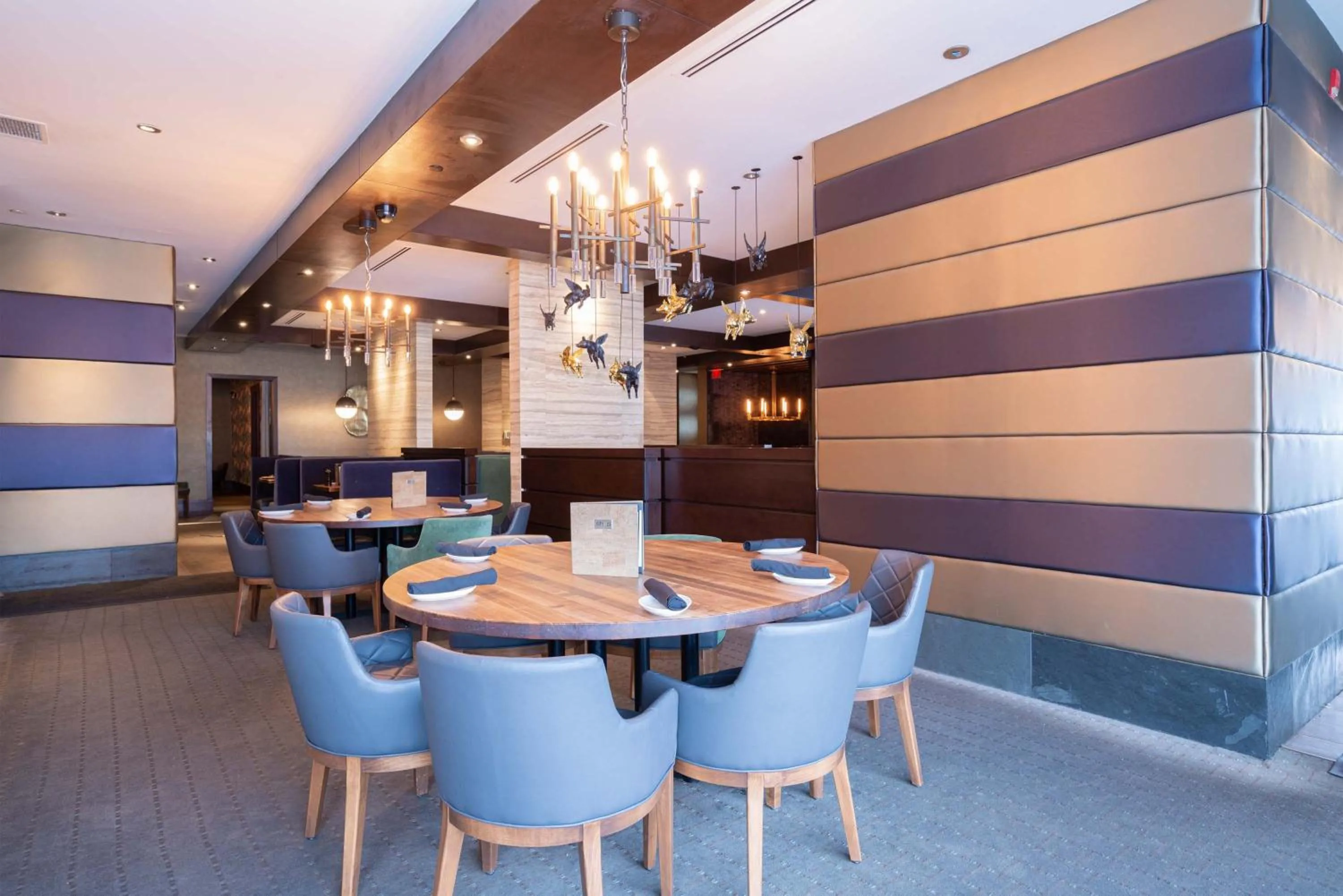 Restaurant/places to eat in Sandman Hotel Edmonton West