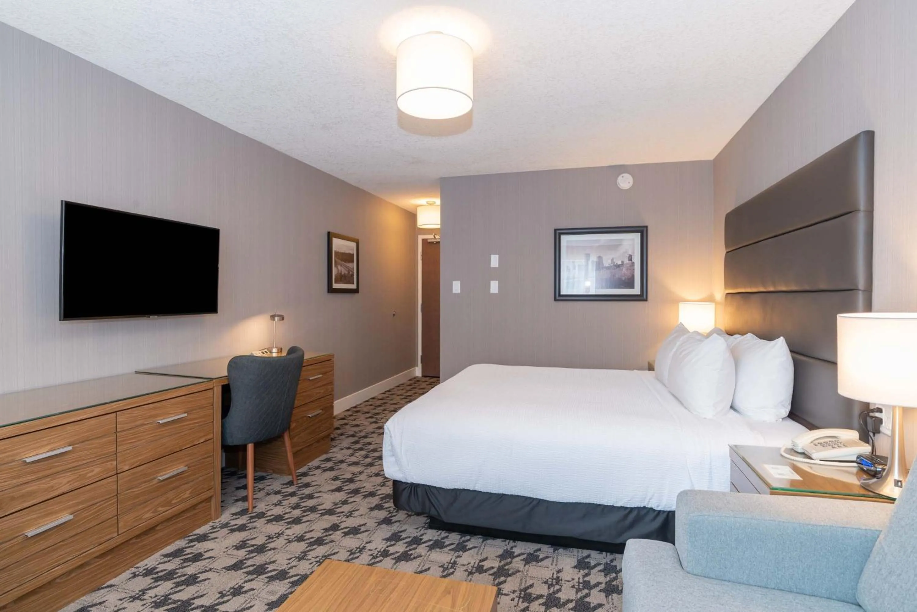 Photo of the whole room, Bed in Sandman Hotel Edmonton West