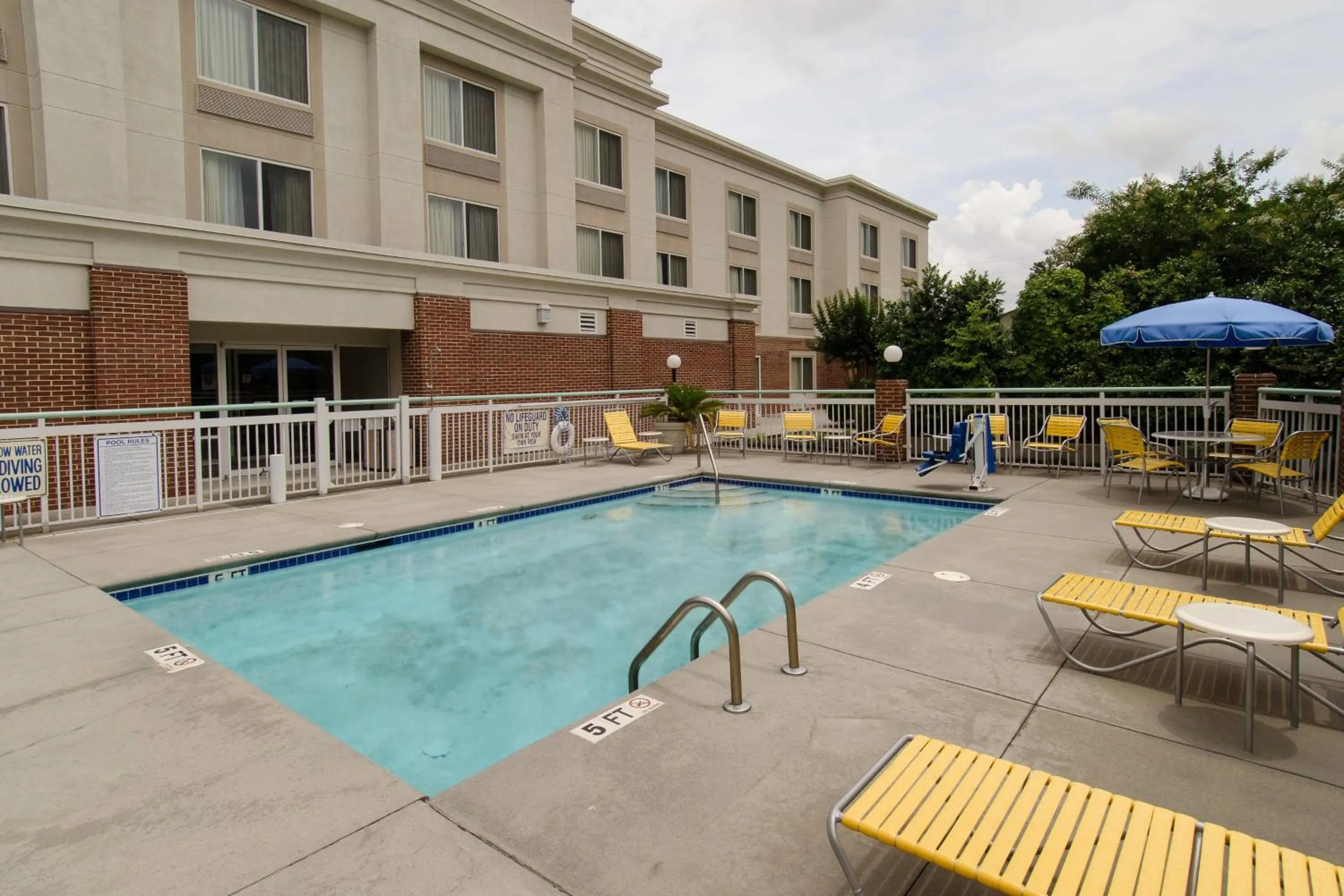 Swimming pool in Fairfield Inn Hartsville