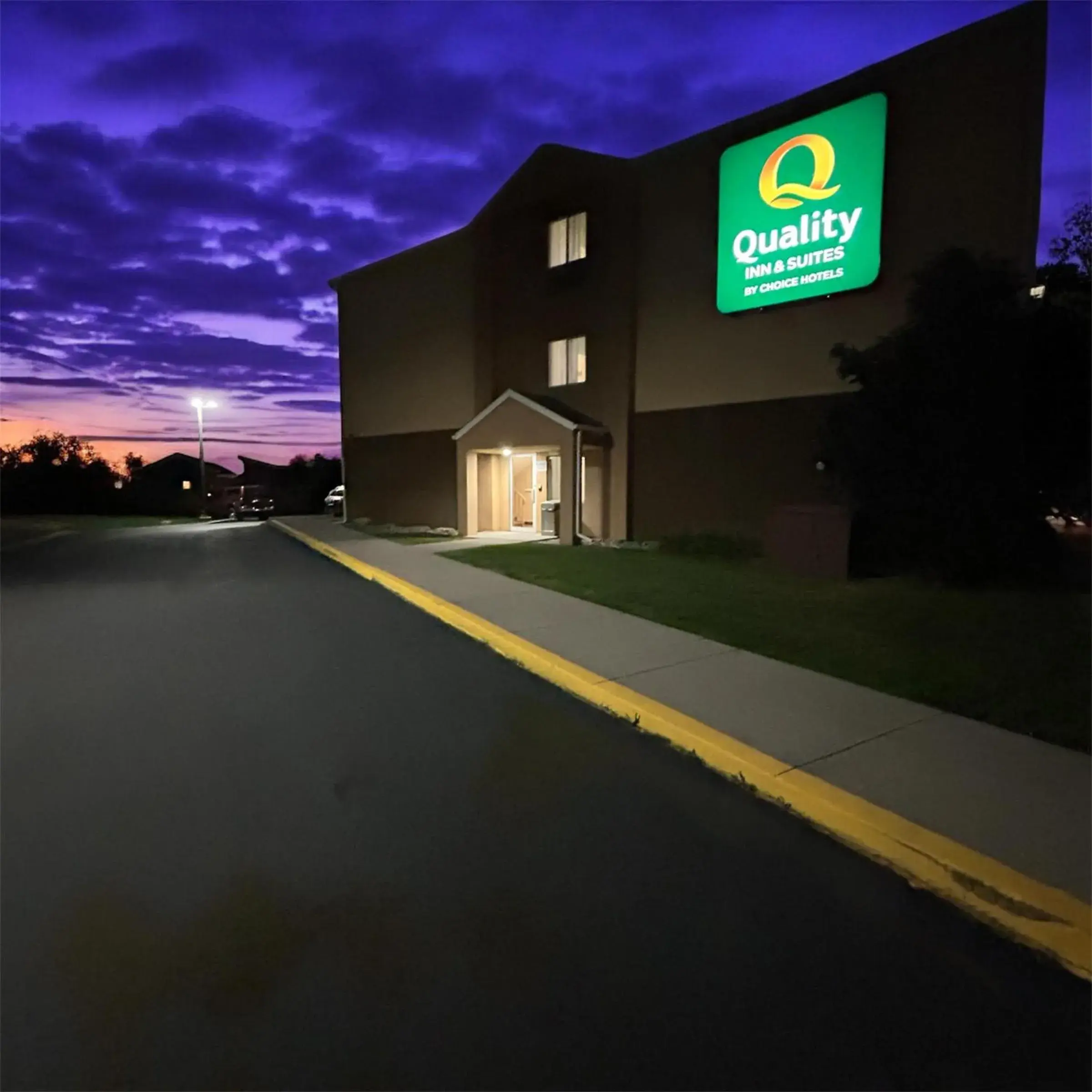Property building in Quality Inn & Suites Bozeman Property building in Quality Inn & Suites Bozeman