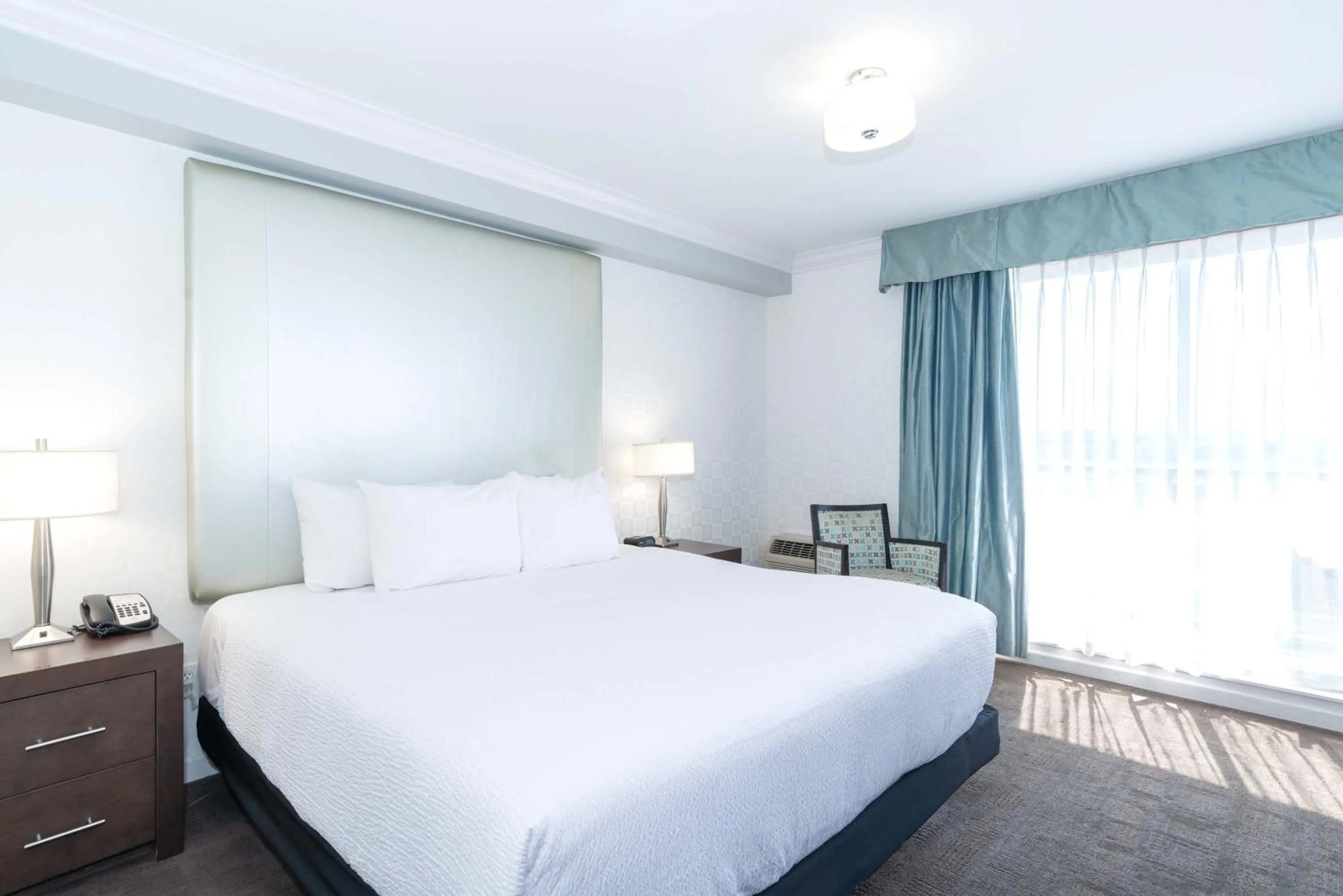 Photo of the whole room, Bed in Sandman Hotel & Suites Kelowna