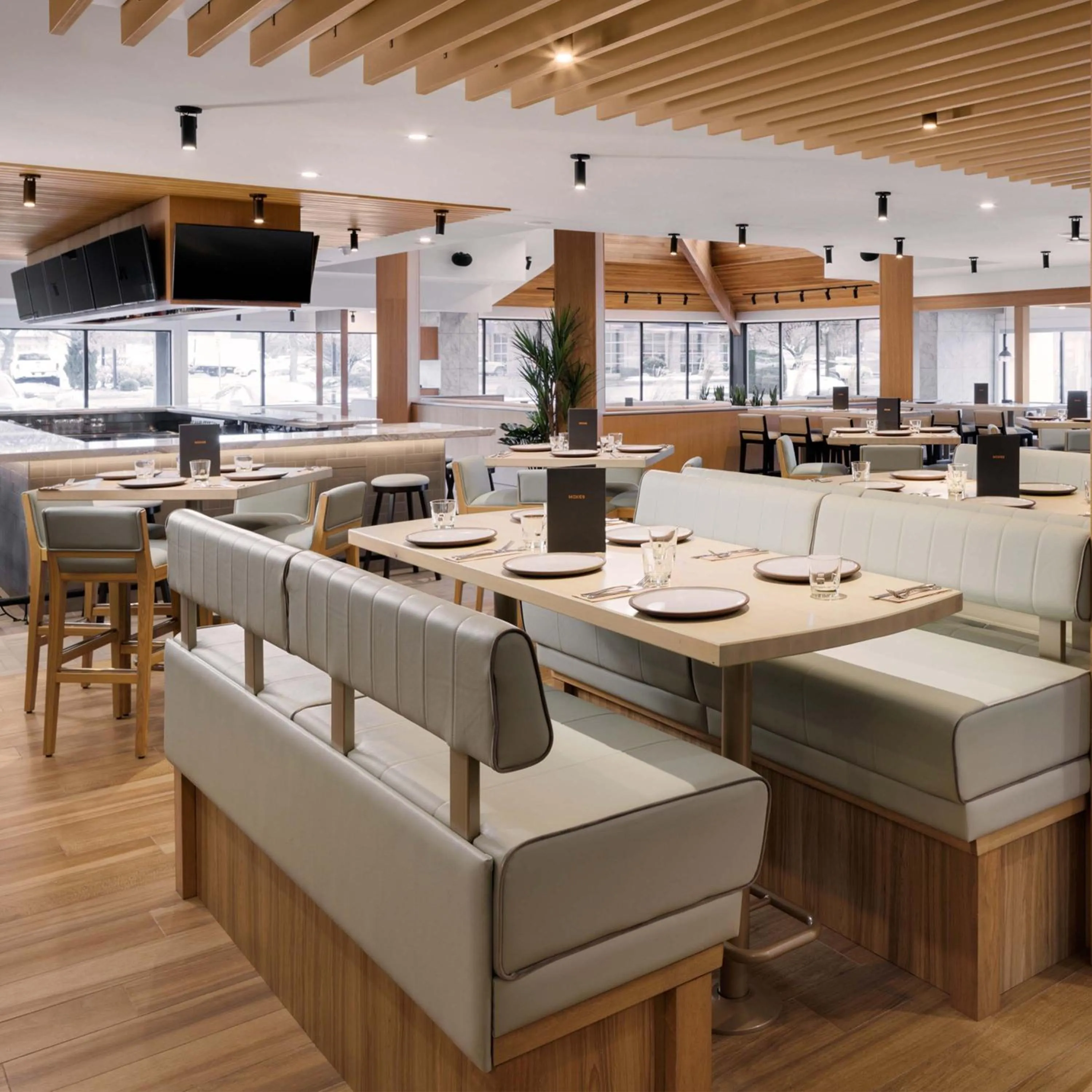 Restaurant/places to eat in Sandman Hotel & Suites Kelowna