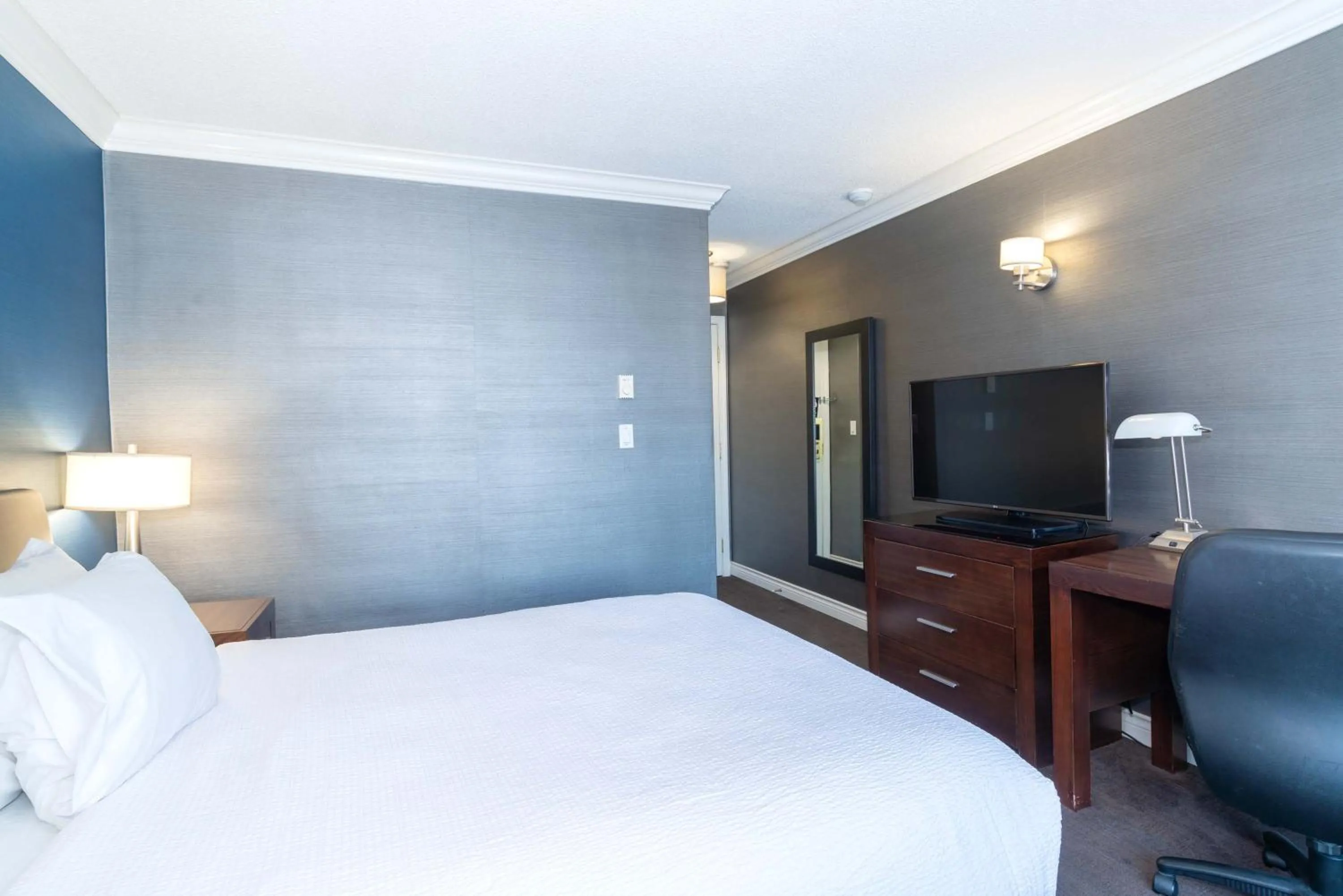 Photo of the whole room, Bed in Sandman Hotel & Suites Kelowna