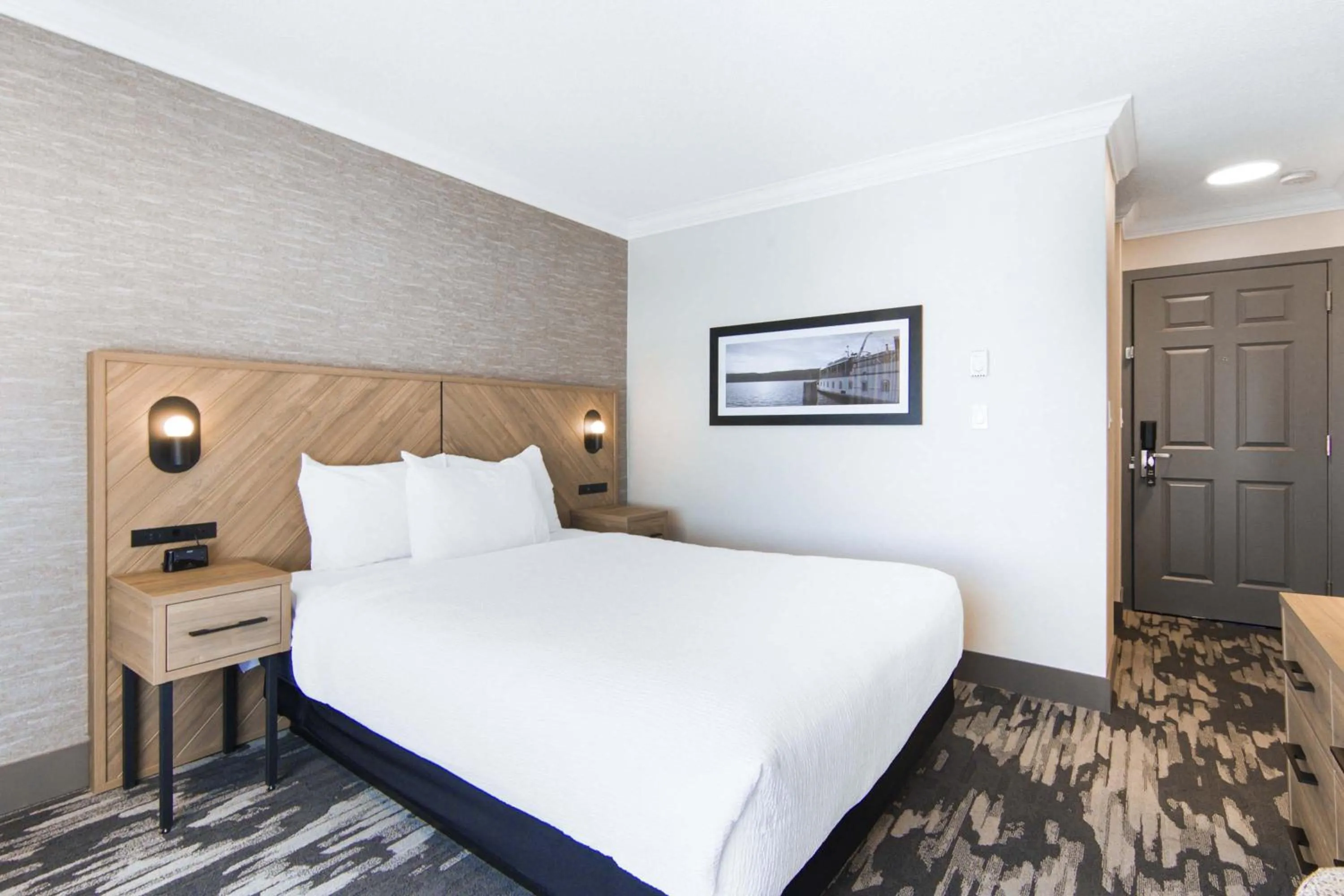 Photo of the whole room, Bed in Sandman Hotel & Suites Kelowna