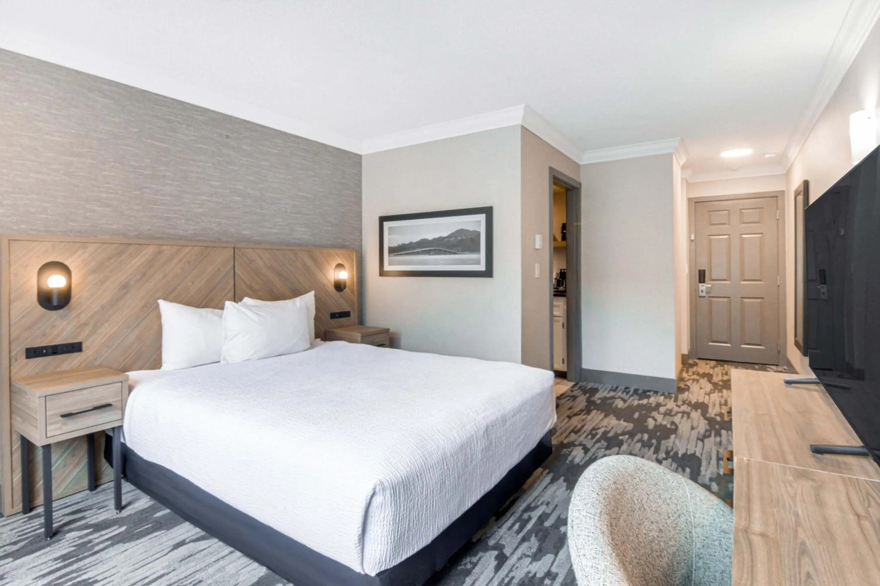 Photo of the whole room, Bed in Sandman Hotel & Suites Kelowna