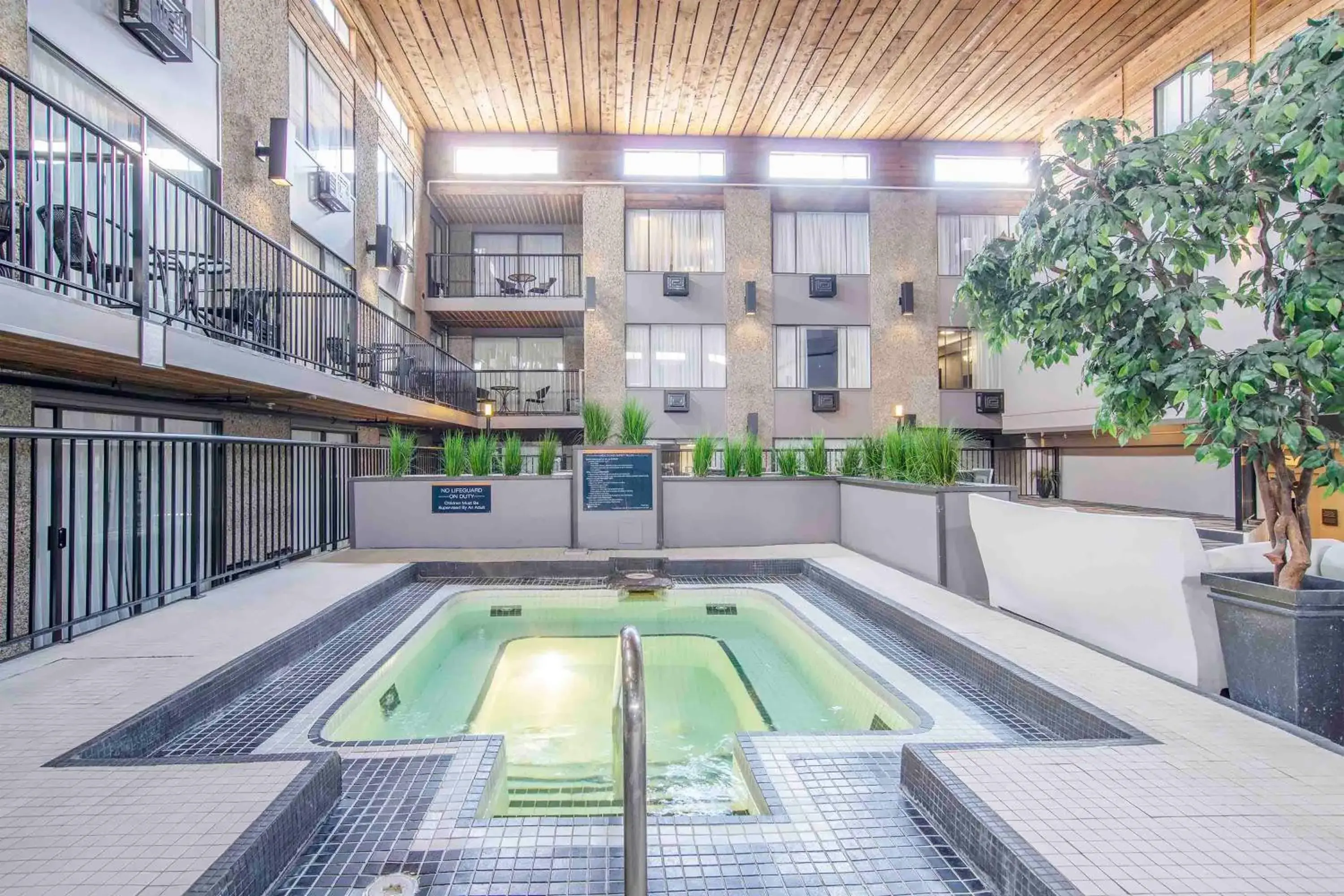 Swimming pool in Sandman Hotel & Suites Kelowna Swimming pool in Sandman Hotel & Suites Kelowna