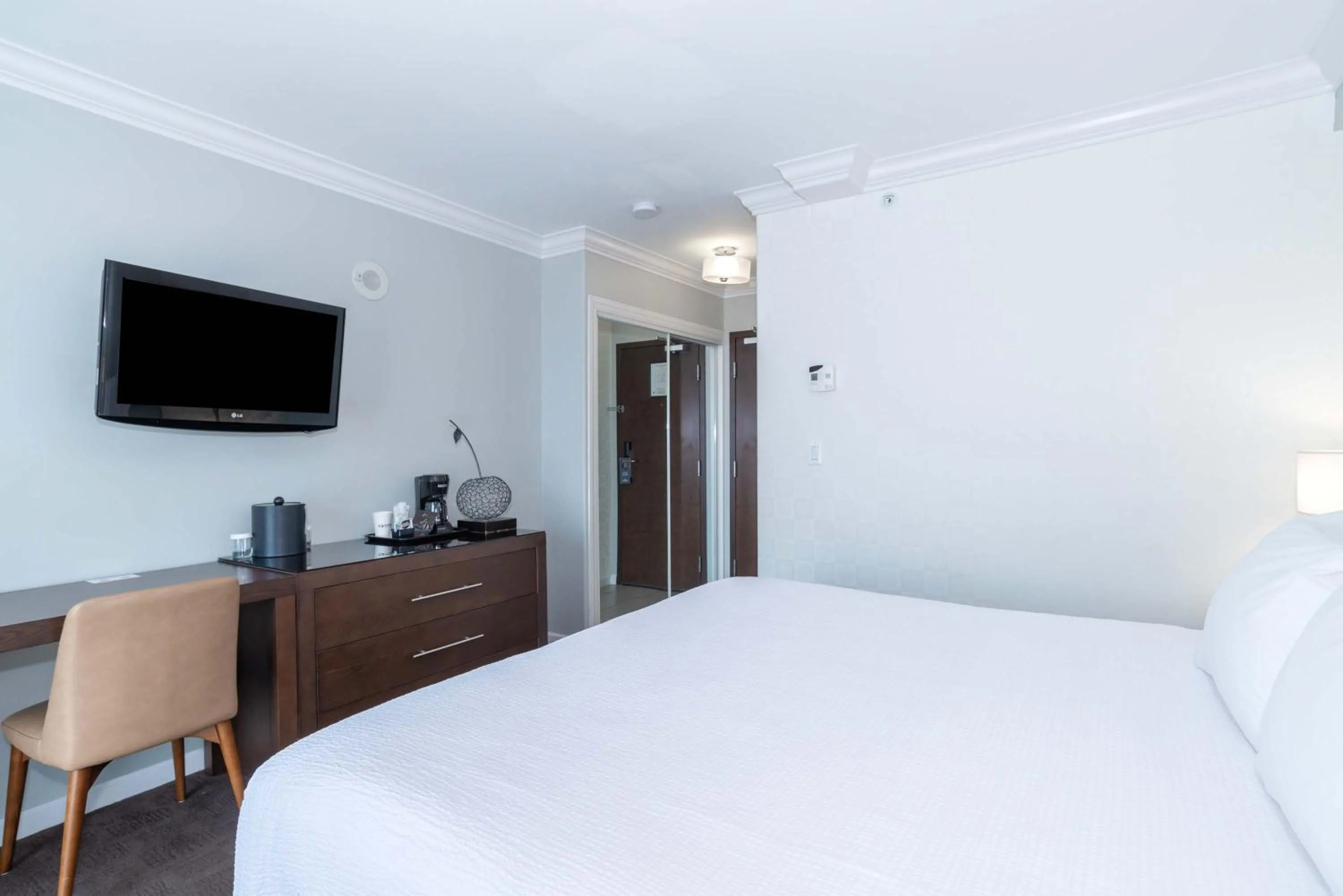 Photo of the whole room, Bed in Sandman Hotel & Suites Kelowna