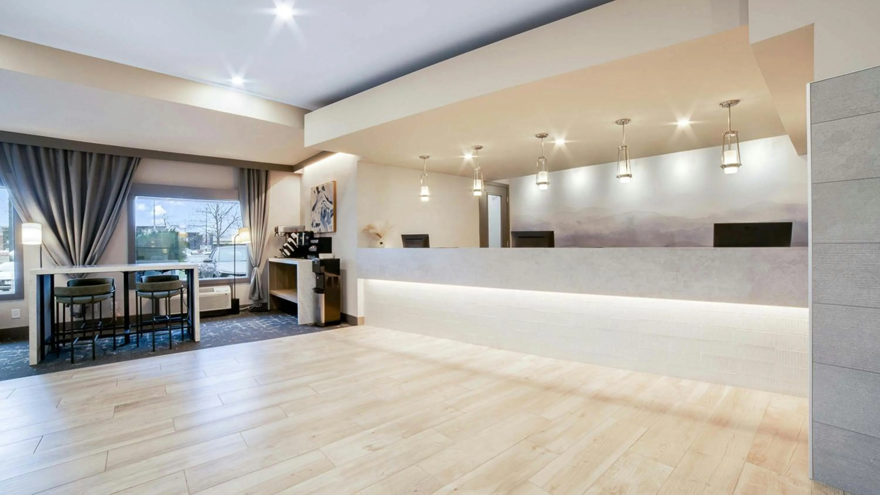 Facade/entrance in Sandman Hotel & Suites Kelowna