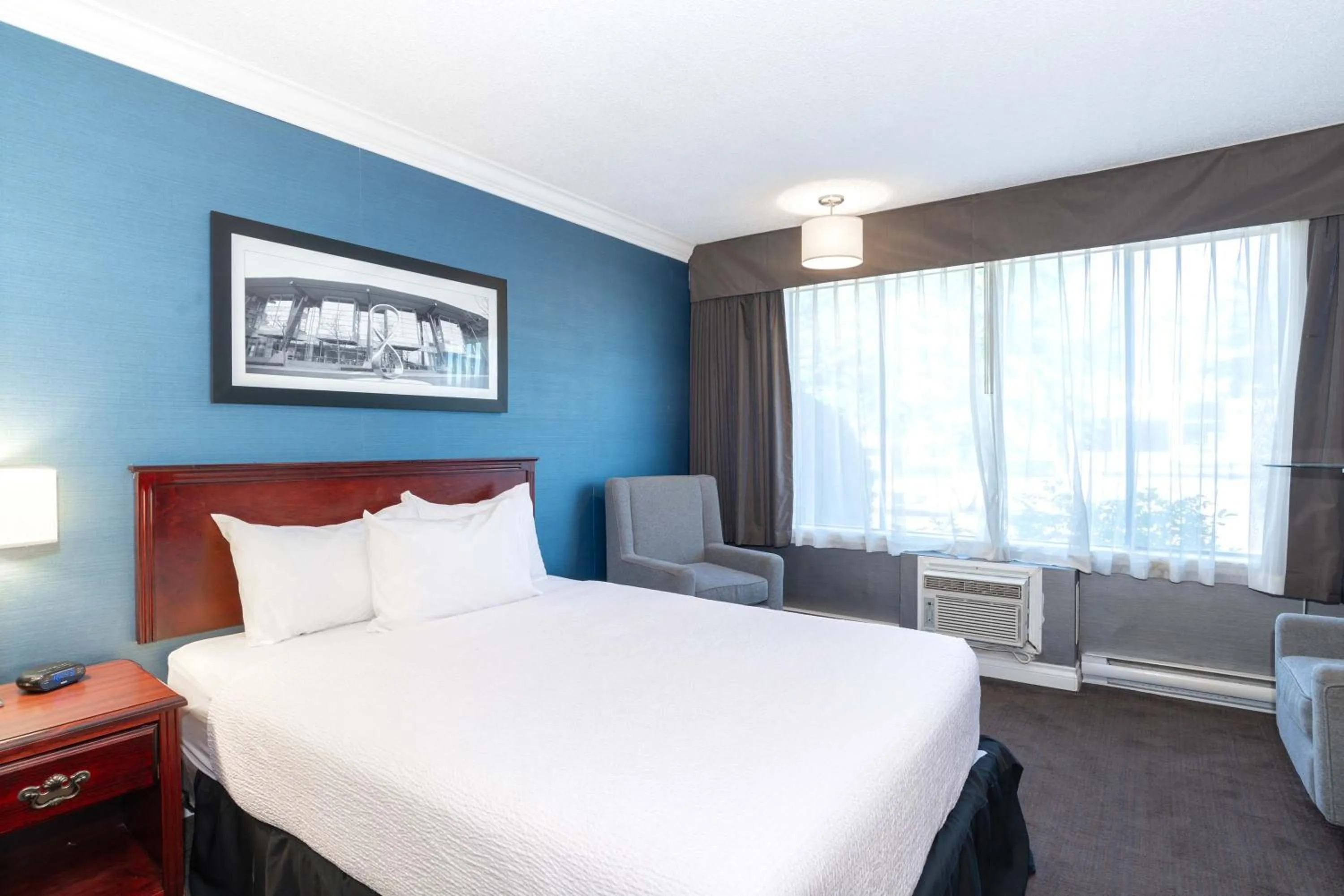 Photo of the whole room, Bed in Sandman Hotel & Suites Kelowna