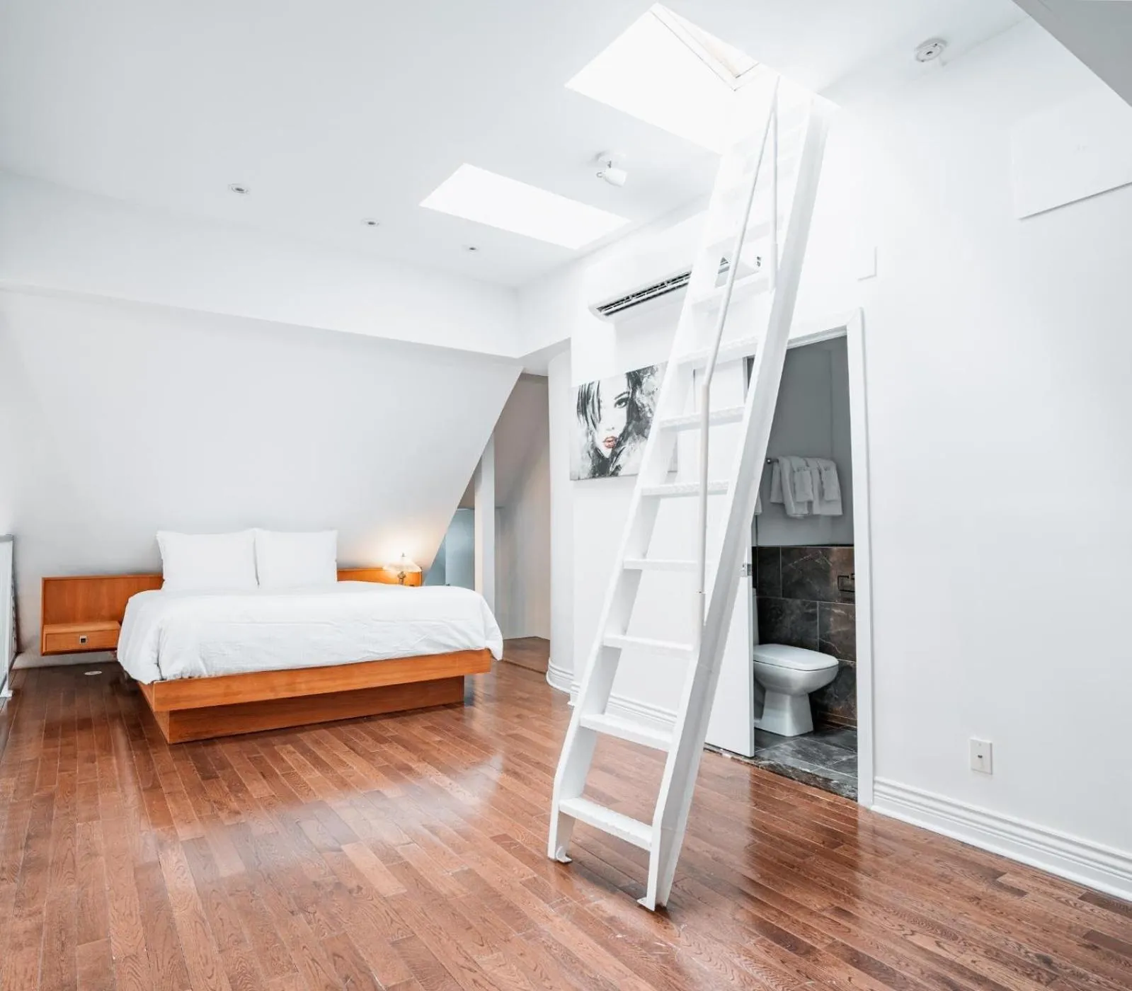 Bed in Hotel de Paris Montreal