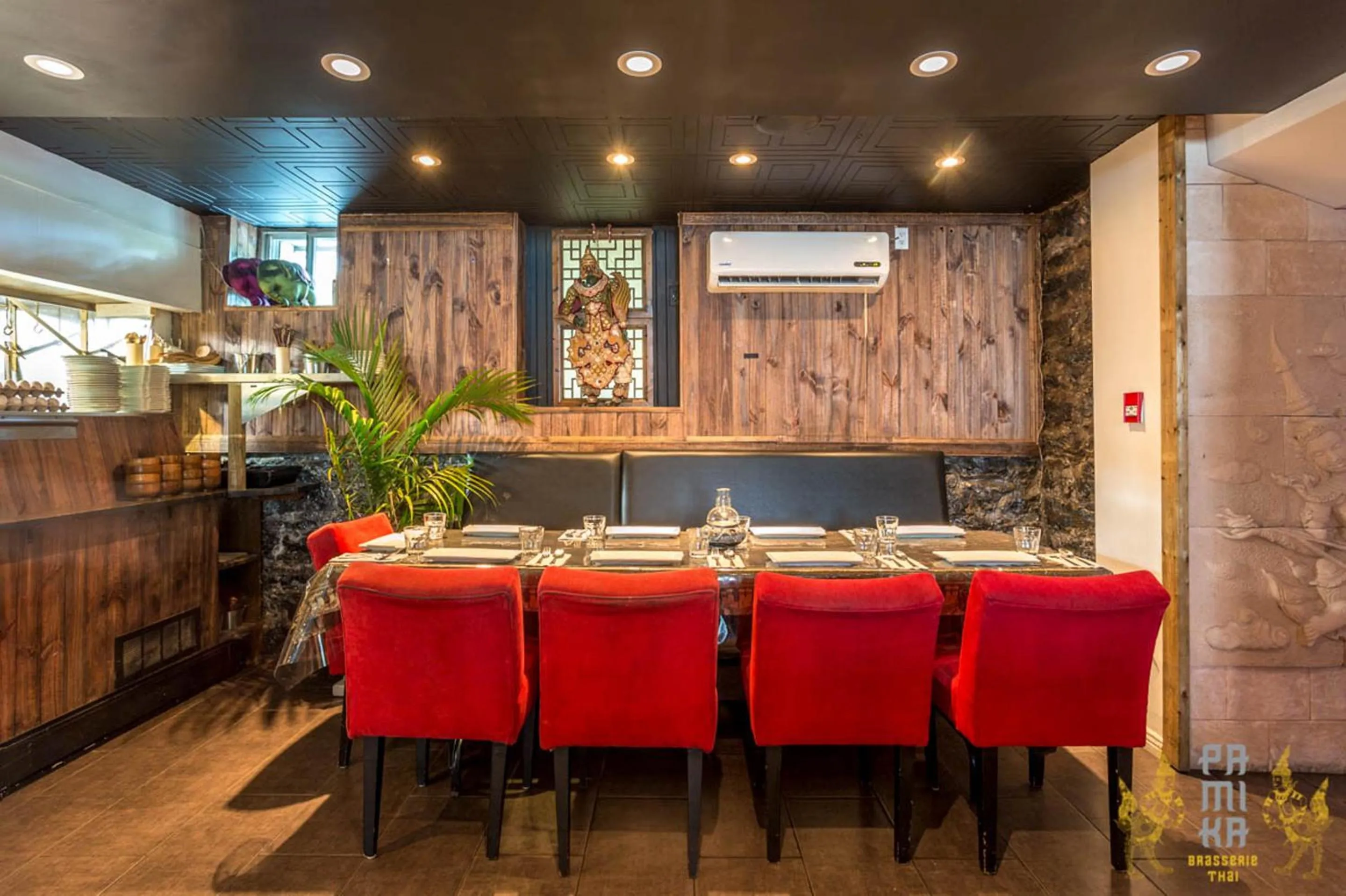 Restaurant/places to eat in Hotel de Paris Montreal