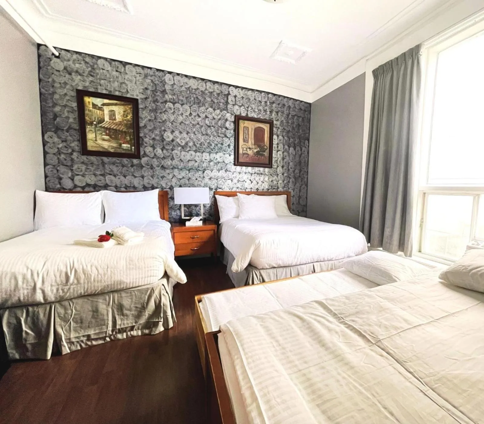 Photo of the whole room in Hotel de Paris Montreal