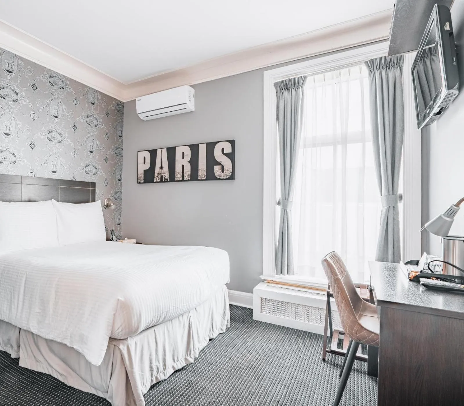 Bedroom in Hotel de Paris Montreal